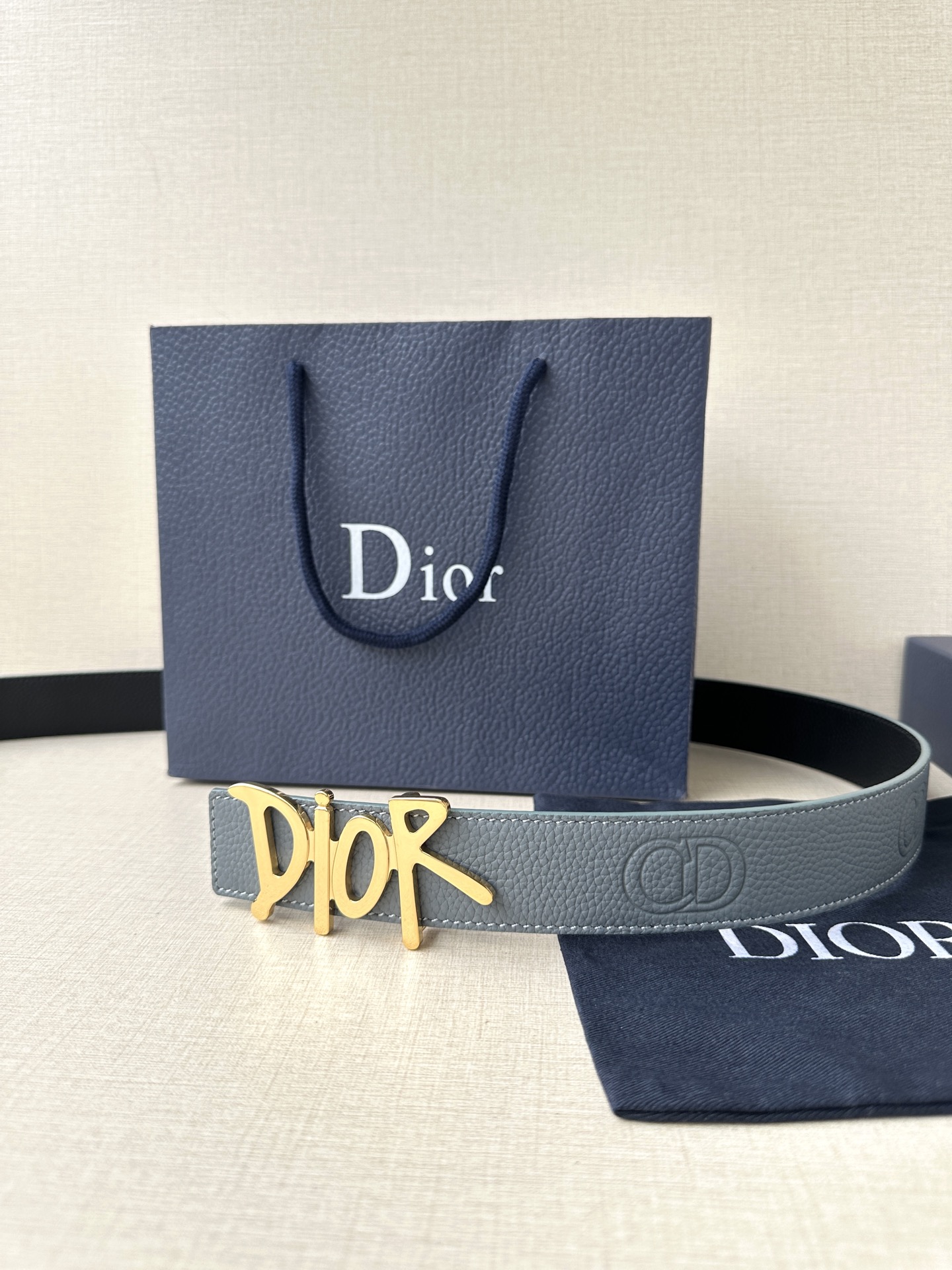  Dior 这款双面腰带结合典雅气质与摩登风范。双面均采用粒面牛皮革精心制作，一面为黑色，另一面多色可选