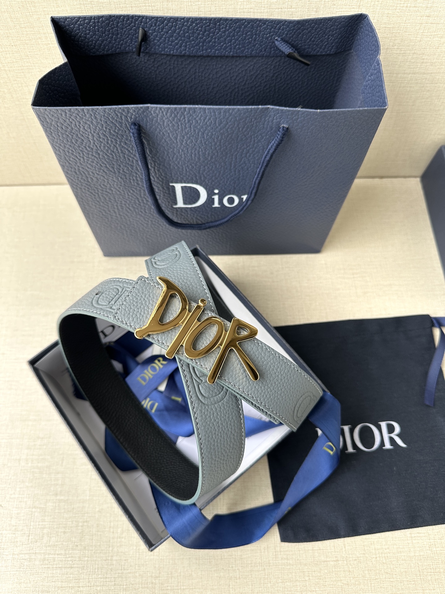  Dior 这款双面腰带结合典雅气质与摩登风范。双面均采用粒面牛皮革精心制作，一面为黑色，另一面多色可选