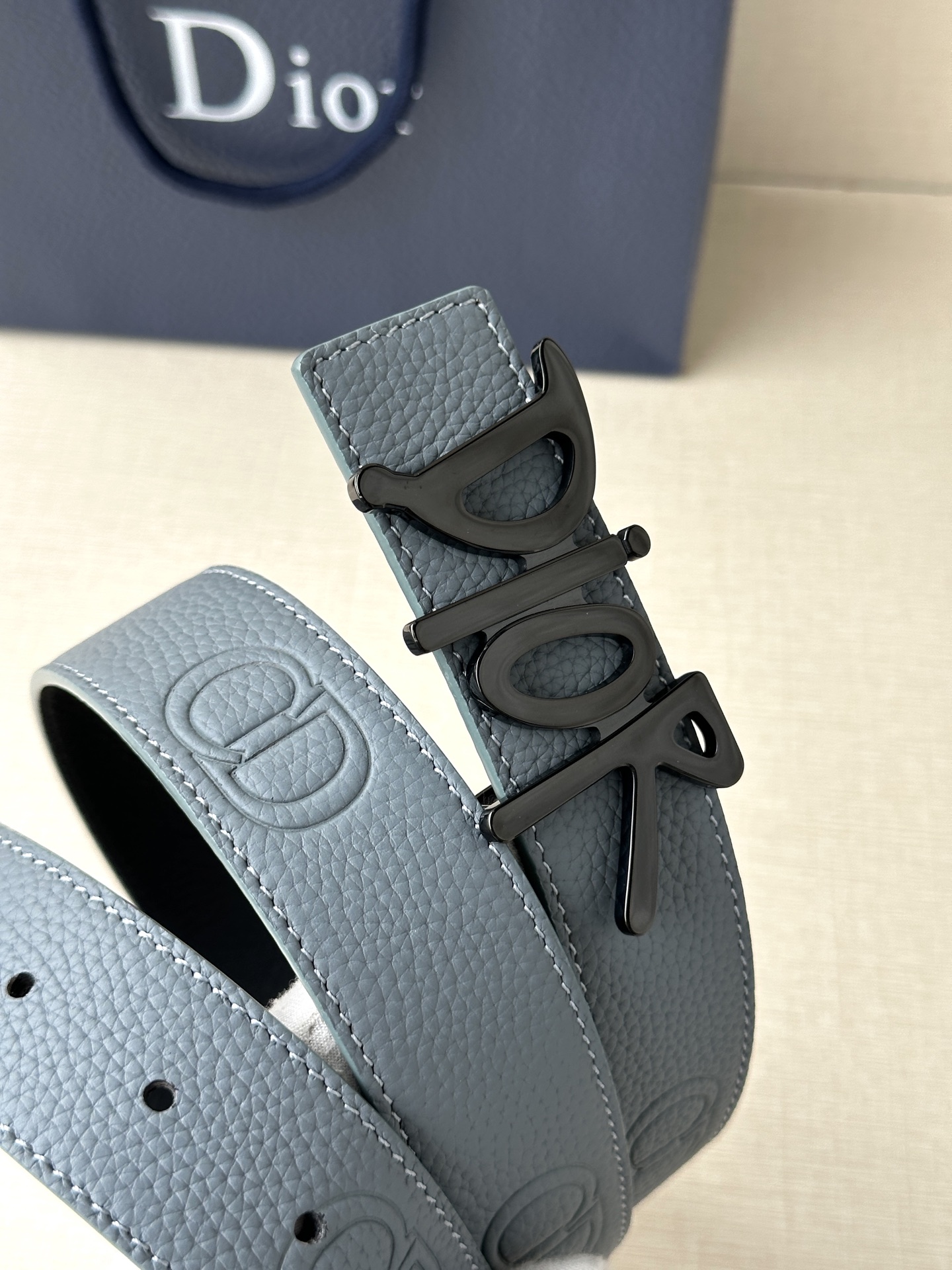  Dior 这款双面腰带结合典雅气质与摩登风范。双面均采用粒面牛皮革精心制作，一面为黑色，另一面多色可选