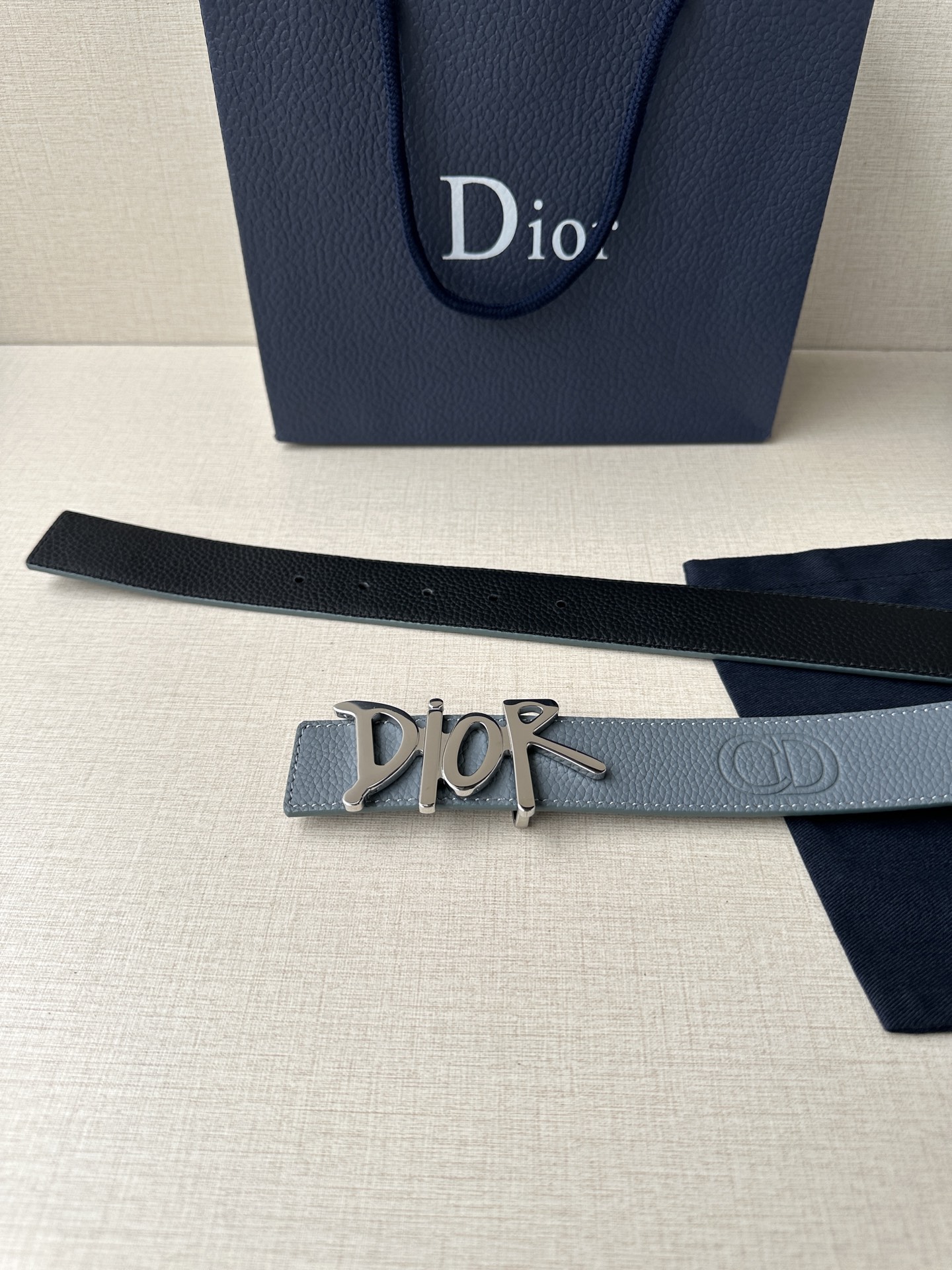  Dior 这款双面腰带结合典雅气质与摩登风范。双面均采用粒面牛皮革精心制作，一面为黑色，另一面多色可选