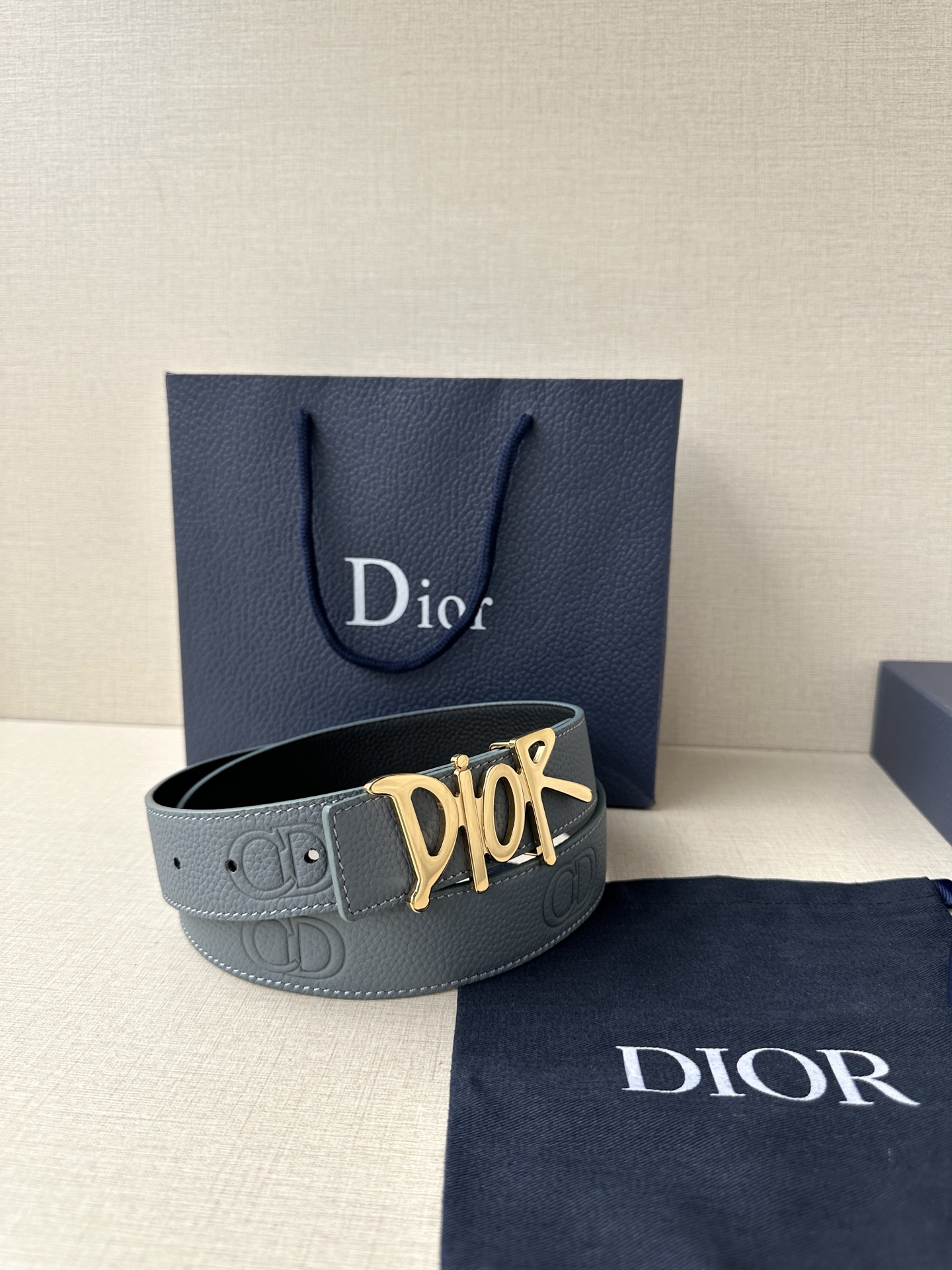  Dior 这款双面腰带结合典雅气质与摩登风范。双面均采用粒面牛皮革精心制作，一面为黑色，另一面多色可选
