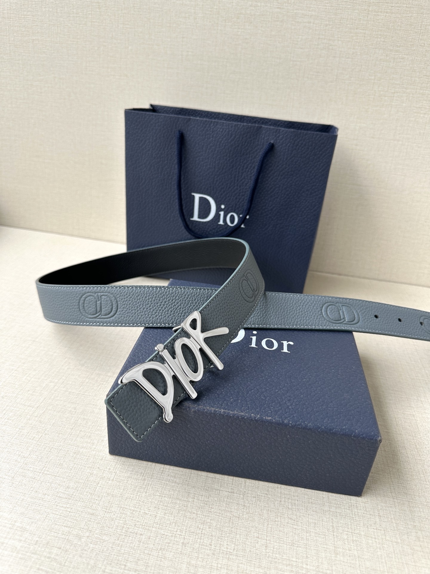  Dior 这款双面腰带结合典雅气质与摩登风范。双面均采用粒面牛皮革精心制作，一面为黑色，另一面多色可选