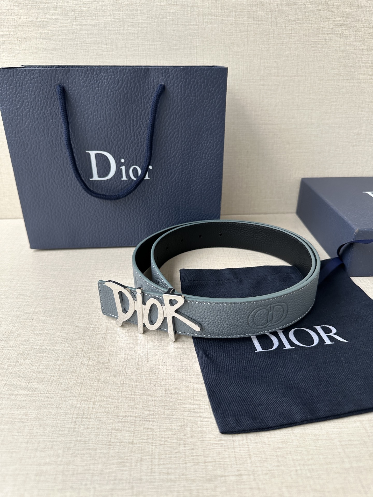  Dior 这款双面腰带结合典雅气质与摩登风范。双面均采用粒面牛皮革精心制作，一面为黑色，另一面多色可选