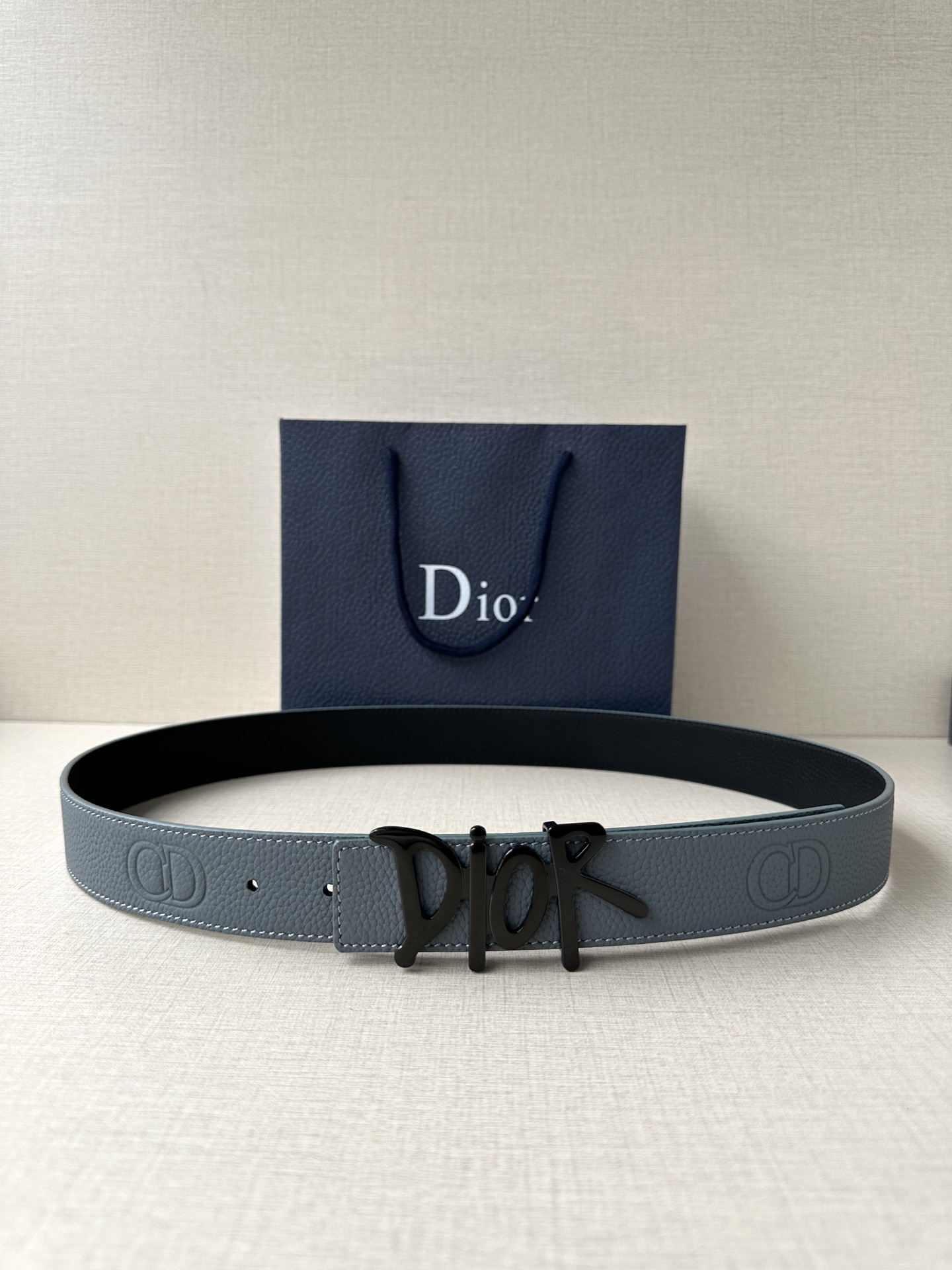 Dior 这款双面腰带结合典雅气质与摩登风范。双面均采用粒面牛皮革精心制作，一面为黑色，另一面多色可选