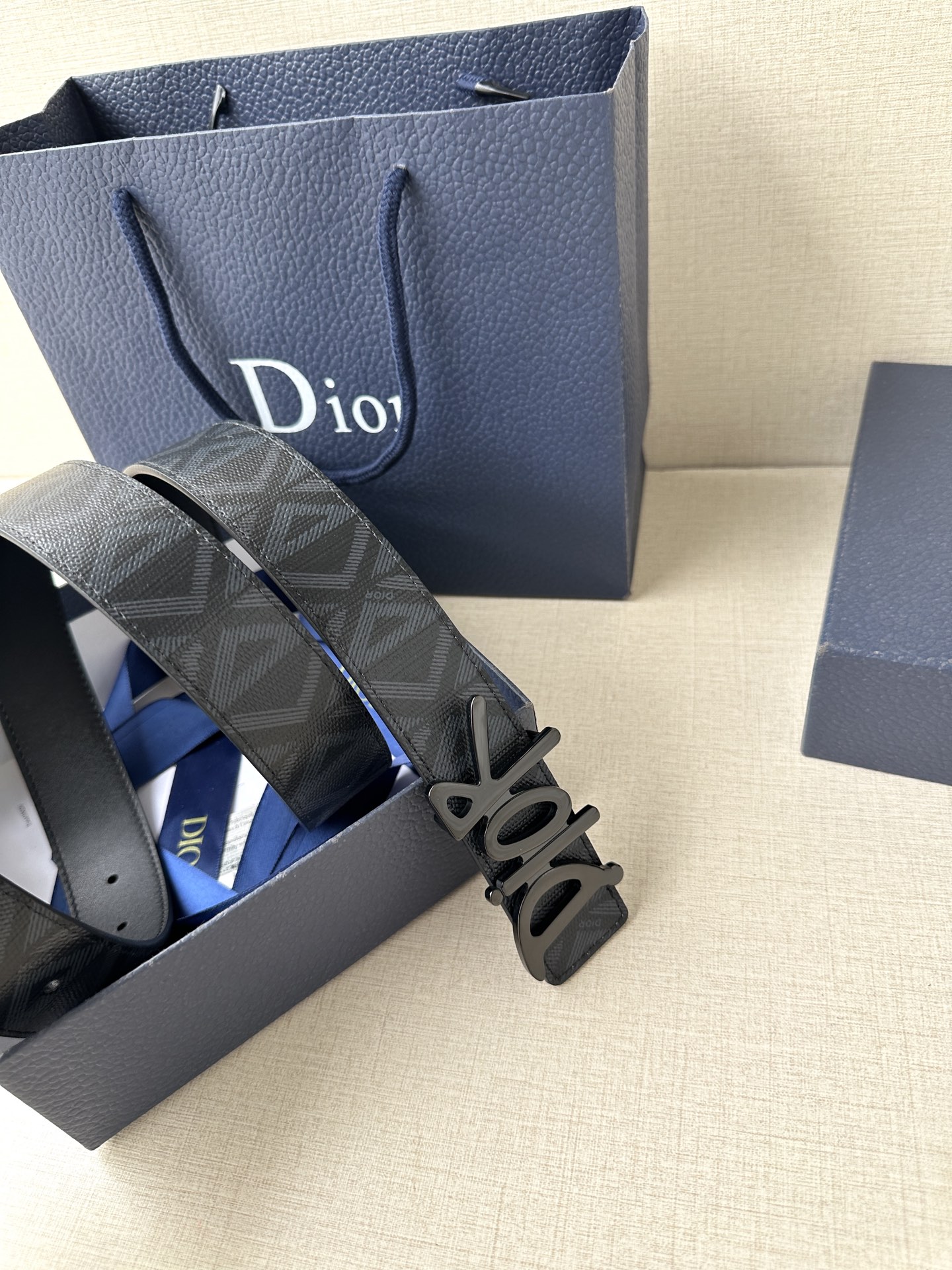 宽度3.5cm Dior 这款不锈钢金属腰带扣是春季系列新品，展示 CD Icon 标志和 Obliqu