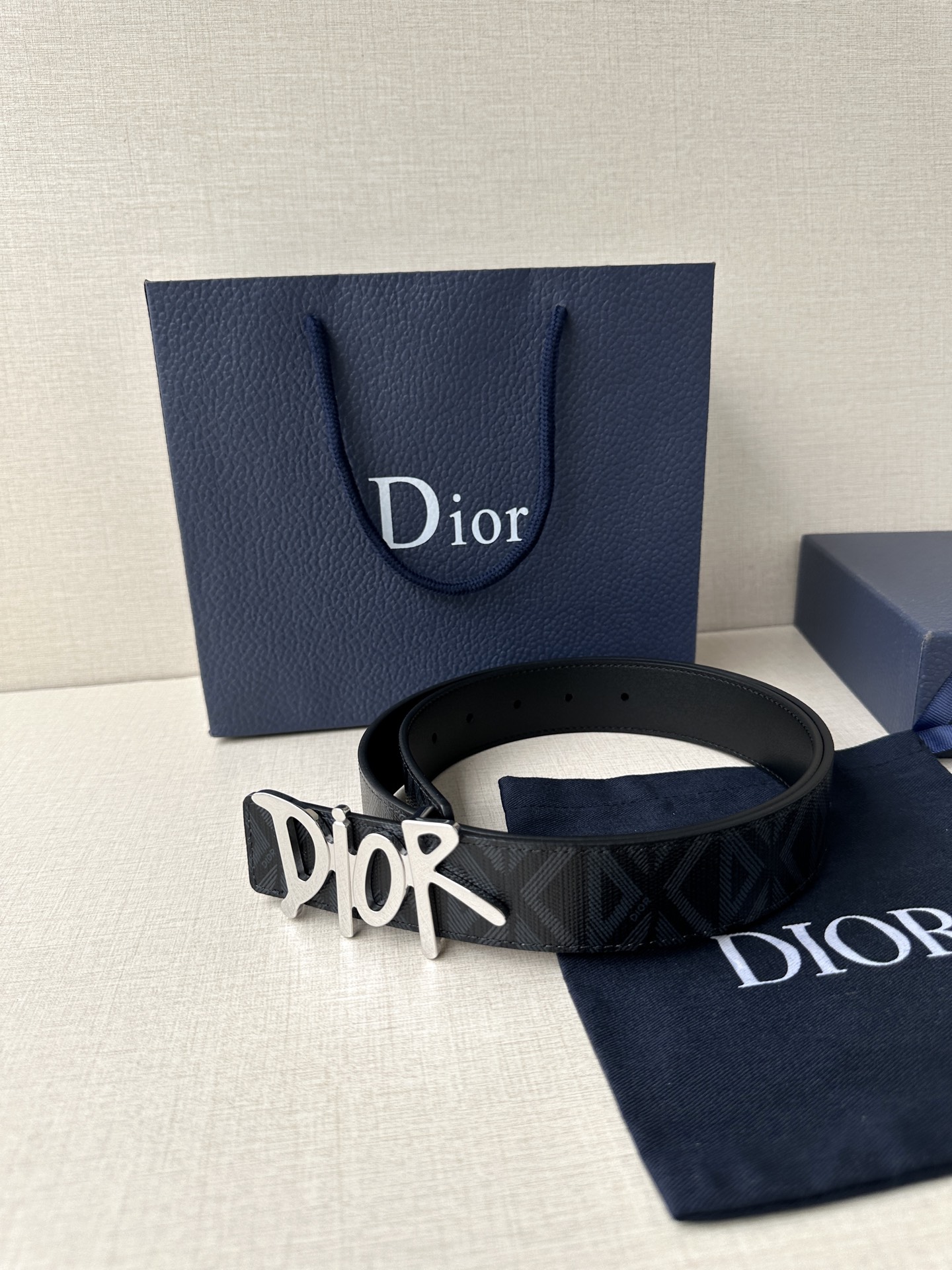 宽度3.5cm Dior 这款不锈钢金属腰带扣是春季系列新品，展示 CD Icon 标志和 Obliqu