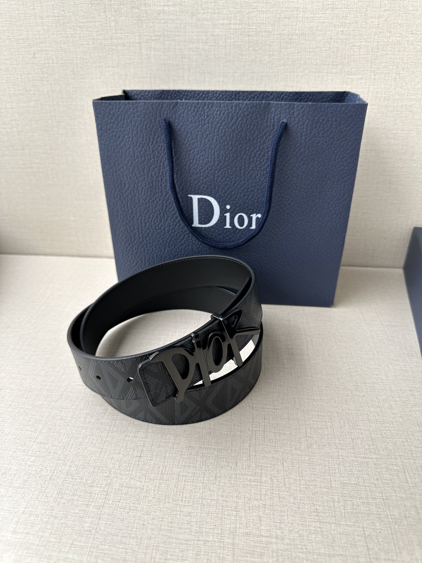 宽度3.5cm Dior 这款不锈钢金属腰带扣是春季系列新品，展示 CD Icon 标志和 Obliqu
