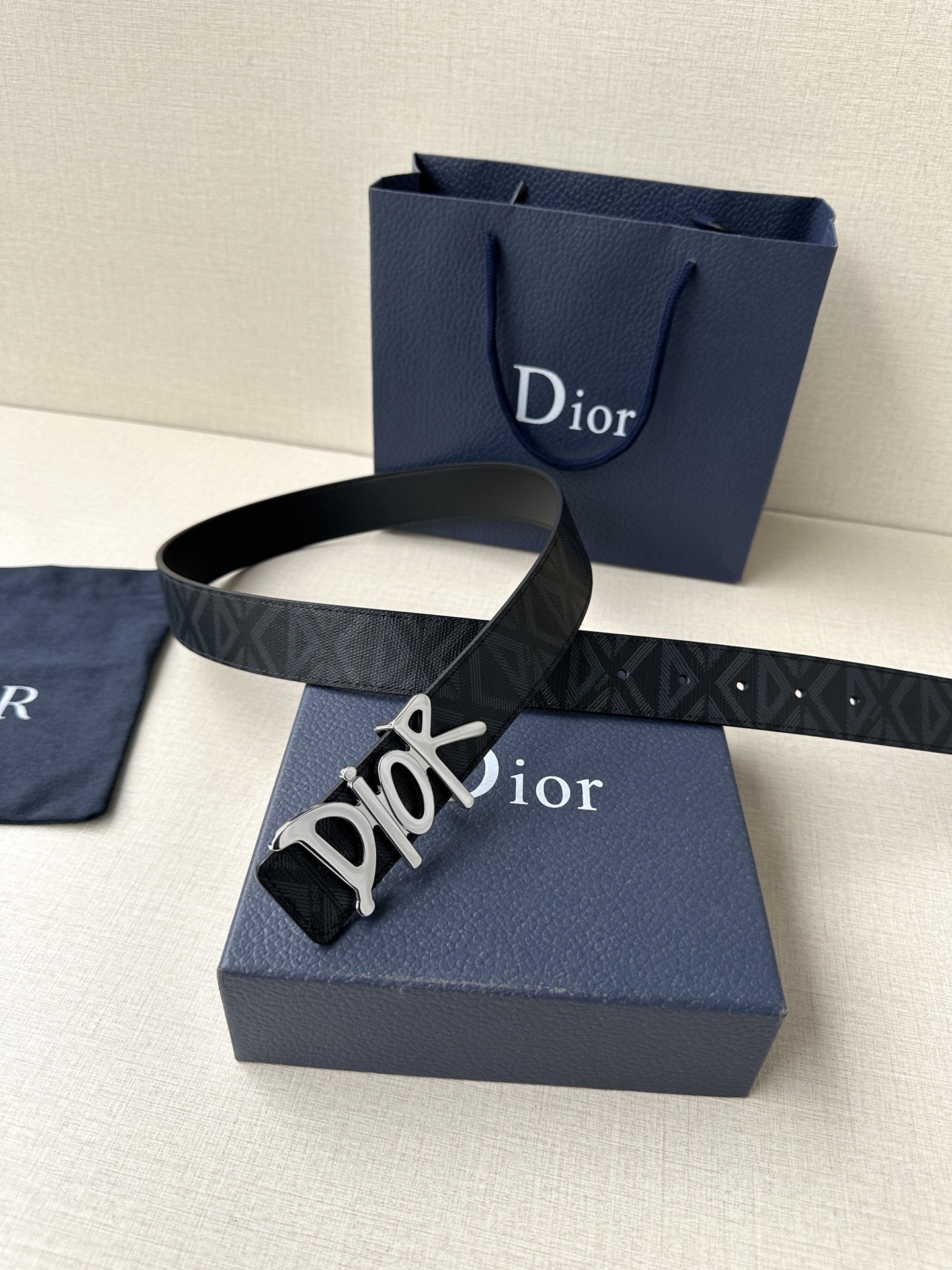 宽度3.5cm Dior 这款不锈钢金属腰带扣是春季系列新品，展示 CD Icon 标志和 Obliqu