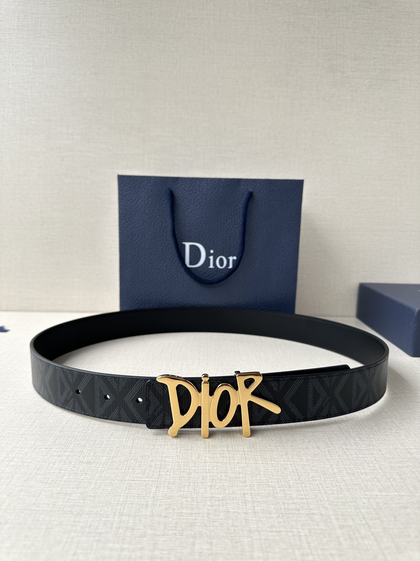 宽度3.5cm Dior 这款不锈钢金属腰带扣是春季系列新品，展示 CD Icon 标志和 Obliqu