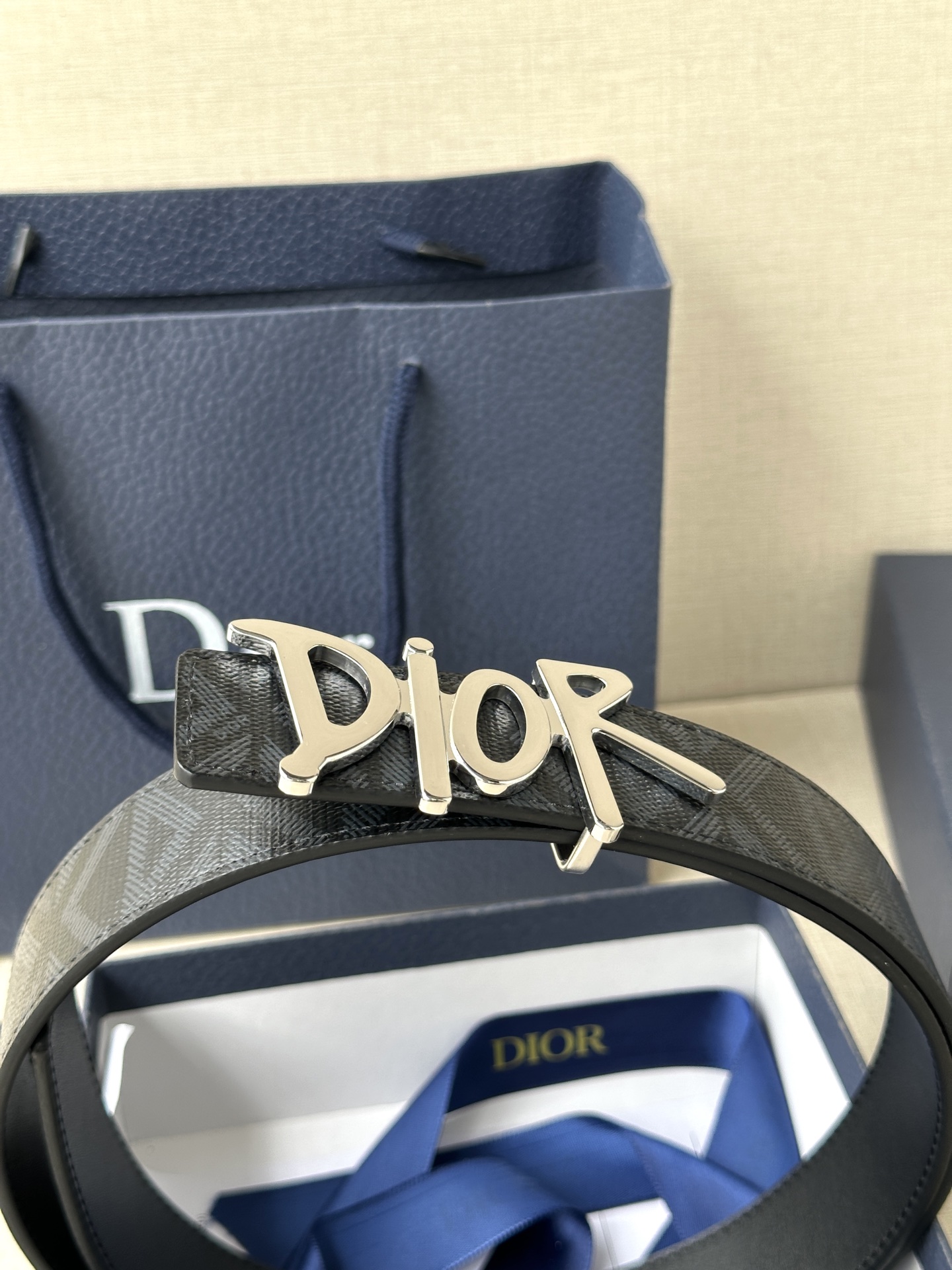 宽度3.5cm Dior 这款不锈钢金属腰带扣是春季系列新品，展示 CD Icon 标志和 Obliqu