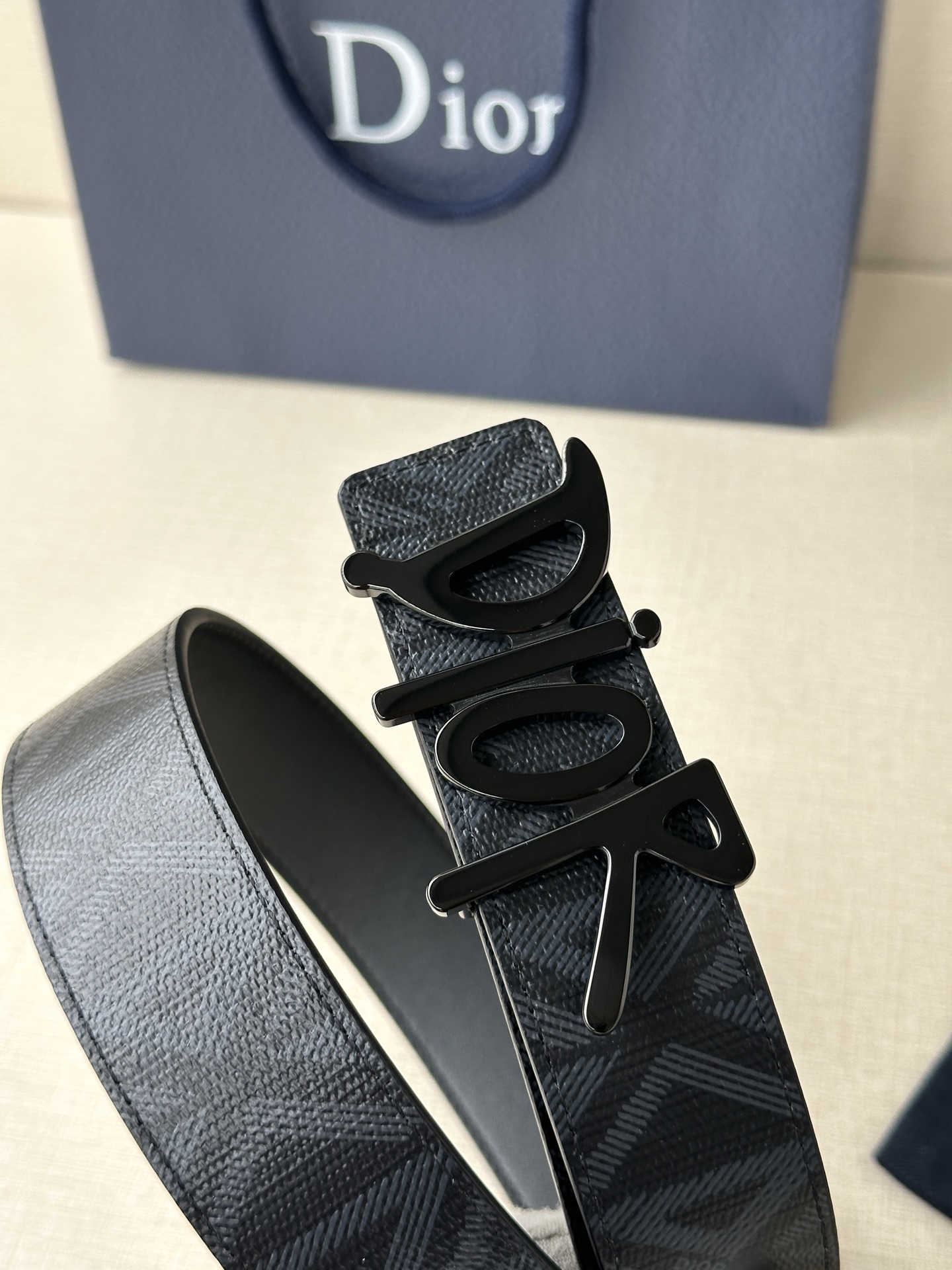 宽度3.5cm Dior 这款不锈钢金属腰带扣是春季系列新品，展示 CD Icon 标志和 Obliqu