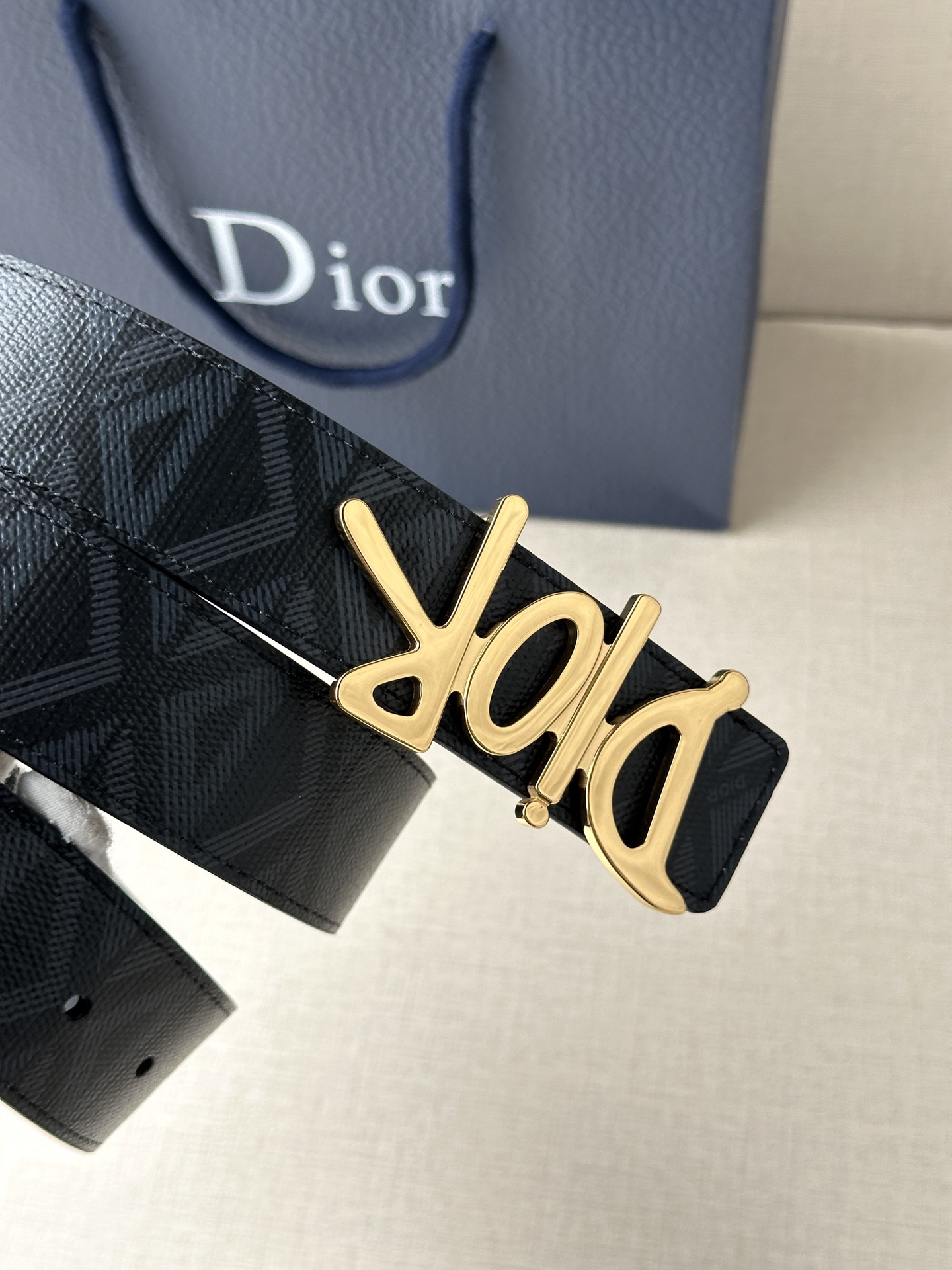 宽度3.5cm Dior 这款不锈钢金属腰带扣是春季系列新品，展示 CD Icon 标志和 Obliqu