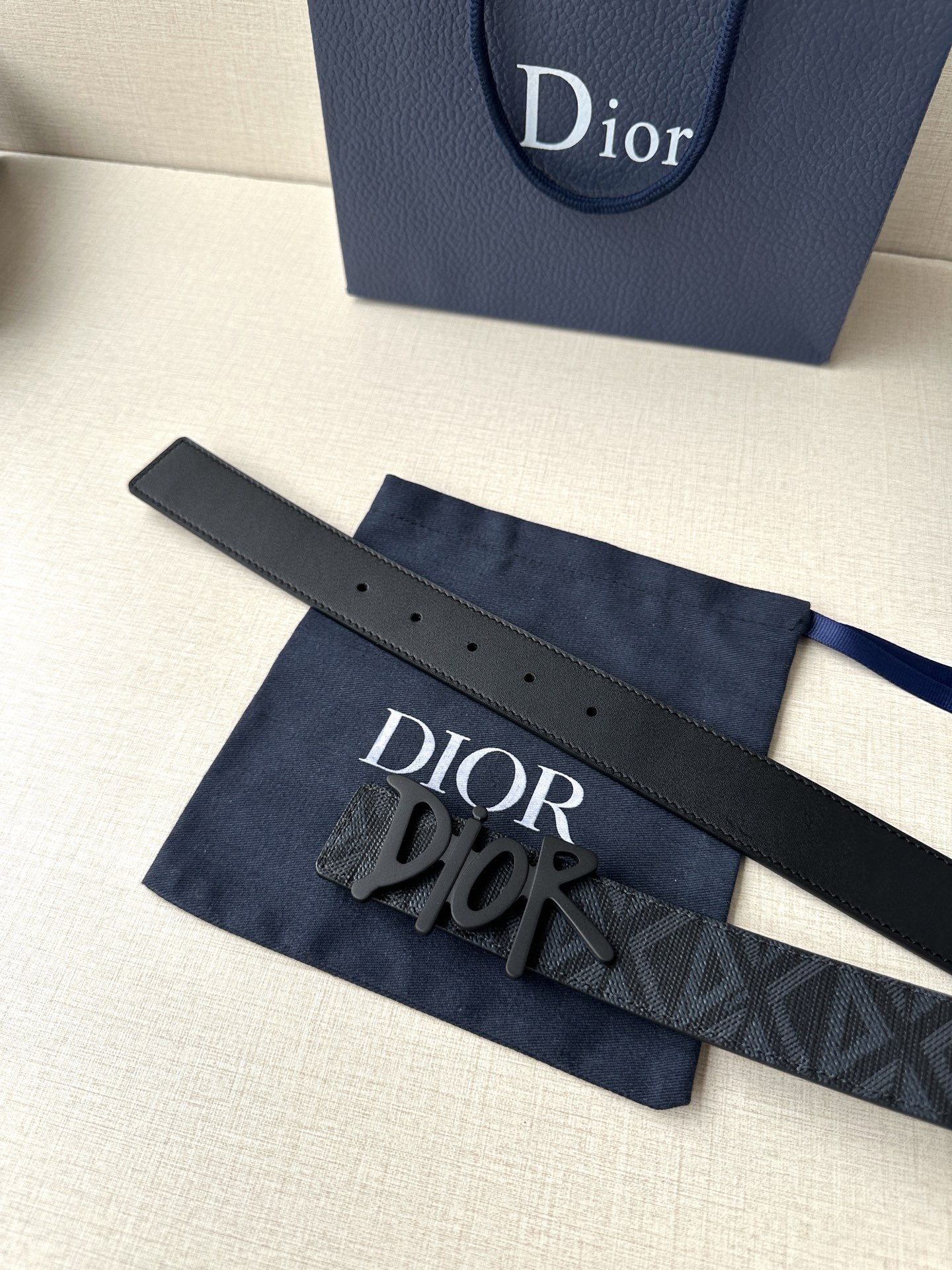 宽度3.5cm Dior 这款不锈钢金属腰带扣是春季系列新品，展示 CD Icon 标志和 Obliqu