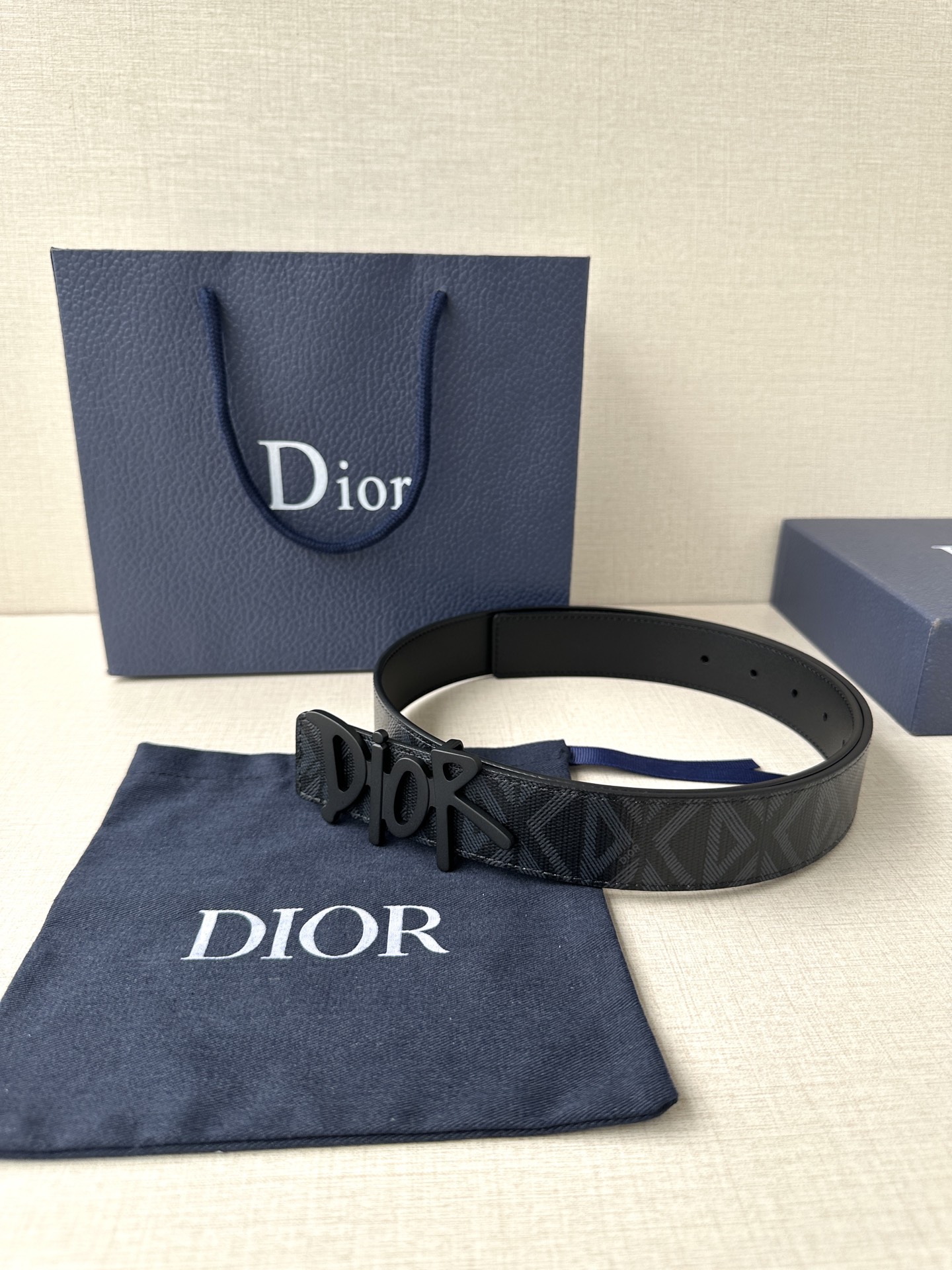宽度3.5cm Dior 这款不锈钢金属腰带扣是春季系列新品，展示 CD Icon 标志和 Obliqu