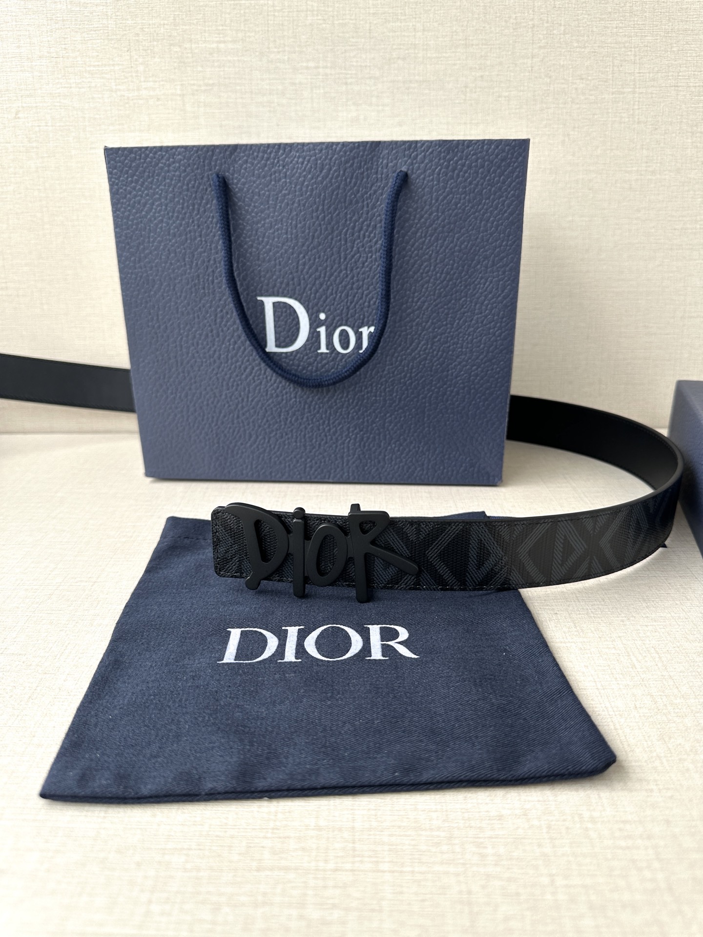 宽度3.5cm Dior 这款不锈钢金属腰带扣是春季系列新品，展示 CD Icon 标志和 Obliqu