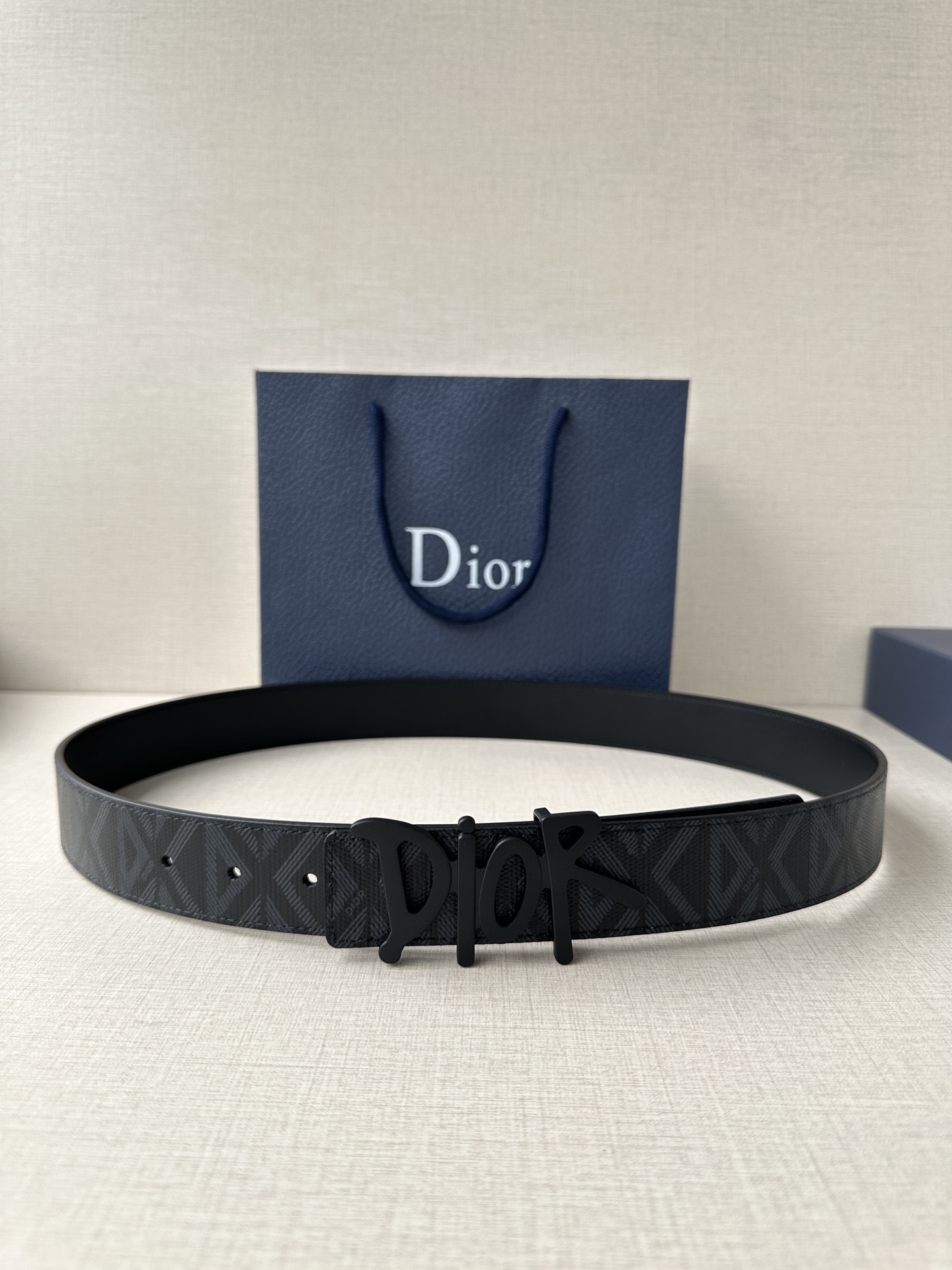 宽度3.5cm Dior 这款不锈钢金属腰带扣是春季系列新品，展示 CD Icon 标志和 Obliqu