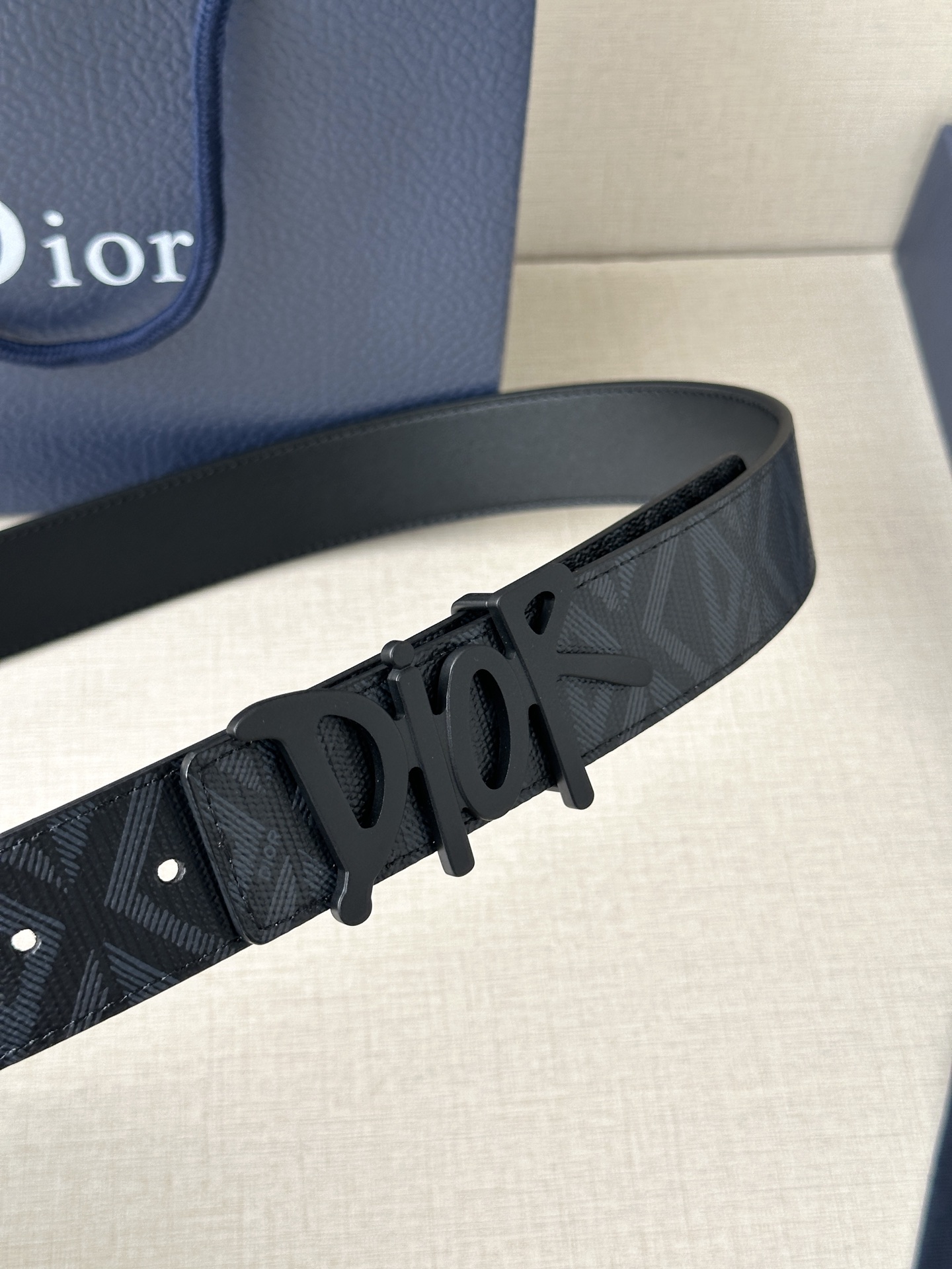 宽度3.5cm Dior 这款不锈钢金属腰带扣是春季系列新品，展示 CD Icon 标志和 Obliqu