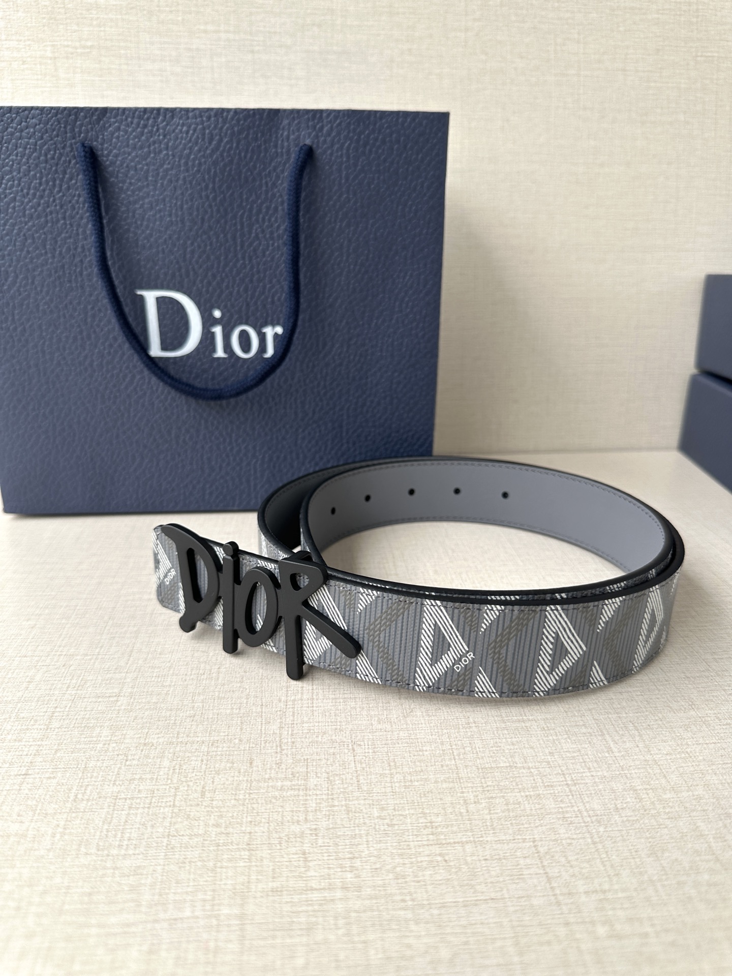 宽度3.5cm Dior 这款不锈钢金属腰带扣是春季系列新品，展示 CD Icon 标志和 Obliqu