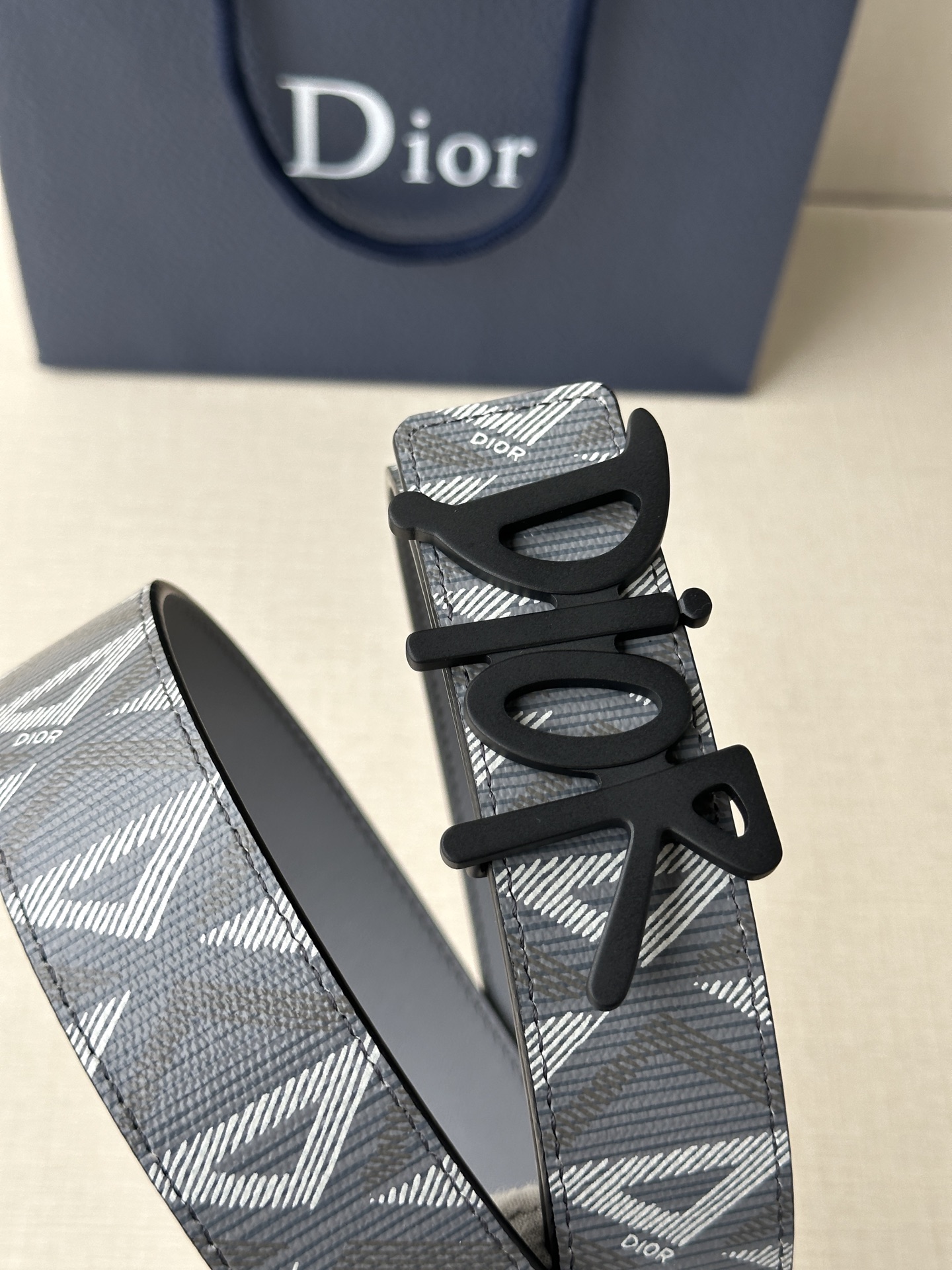 宽度3.5cm Dior 这款不锈钢金属腰带扣是春季系列新品，展示 CD Icon 标志和 Obliqu