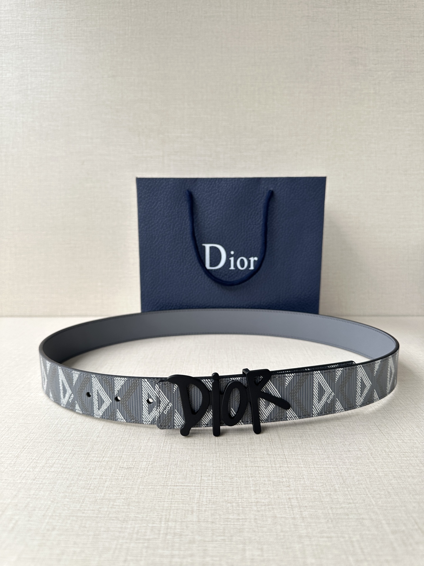 宽度3.5cm Dior 这款不锈钢金属腰带扣是春季系列新品，展示 CD Icon 标志和 Obliqu