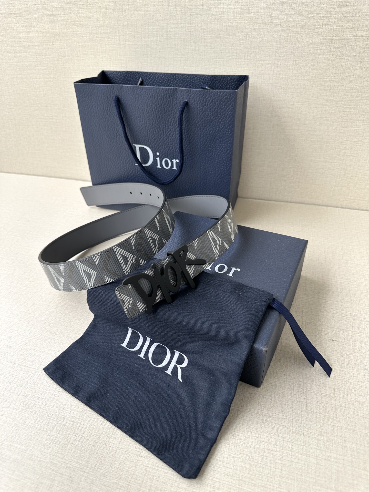 宽度3.5cm Dior 这款不锈钢金属腰带扣是春季系列新品，展示 CD Icon 标志和 Obliqu