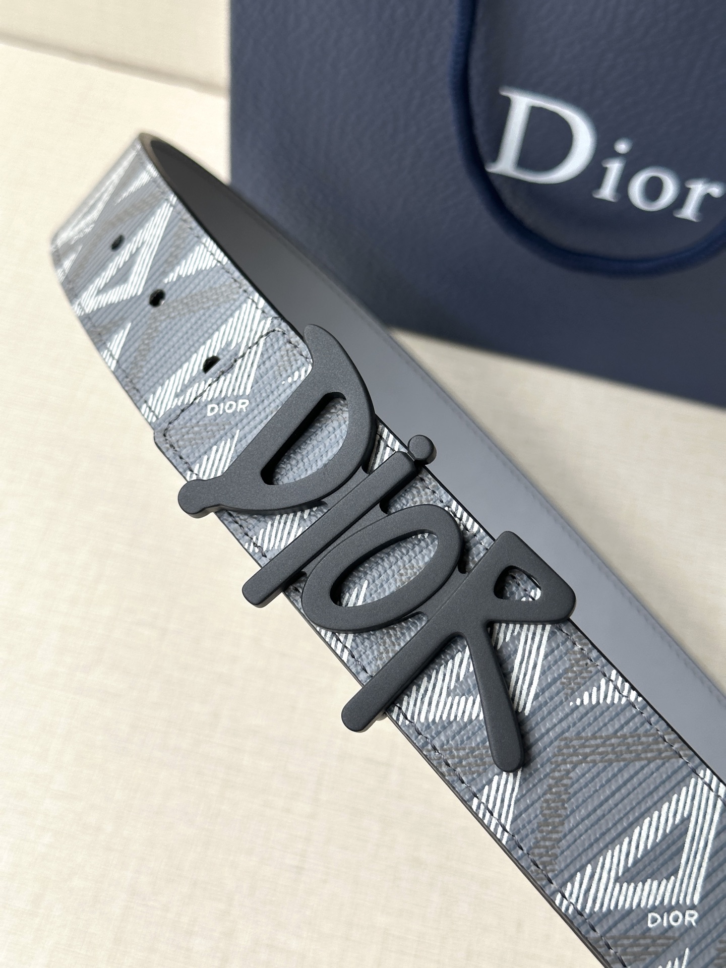 宽度3.5cm Dior 这款不锈钢金属腰带扣是春季系列新品，展示 CD Icon 标志和 Obliqu