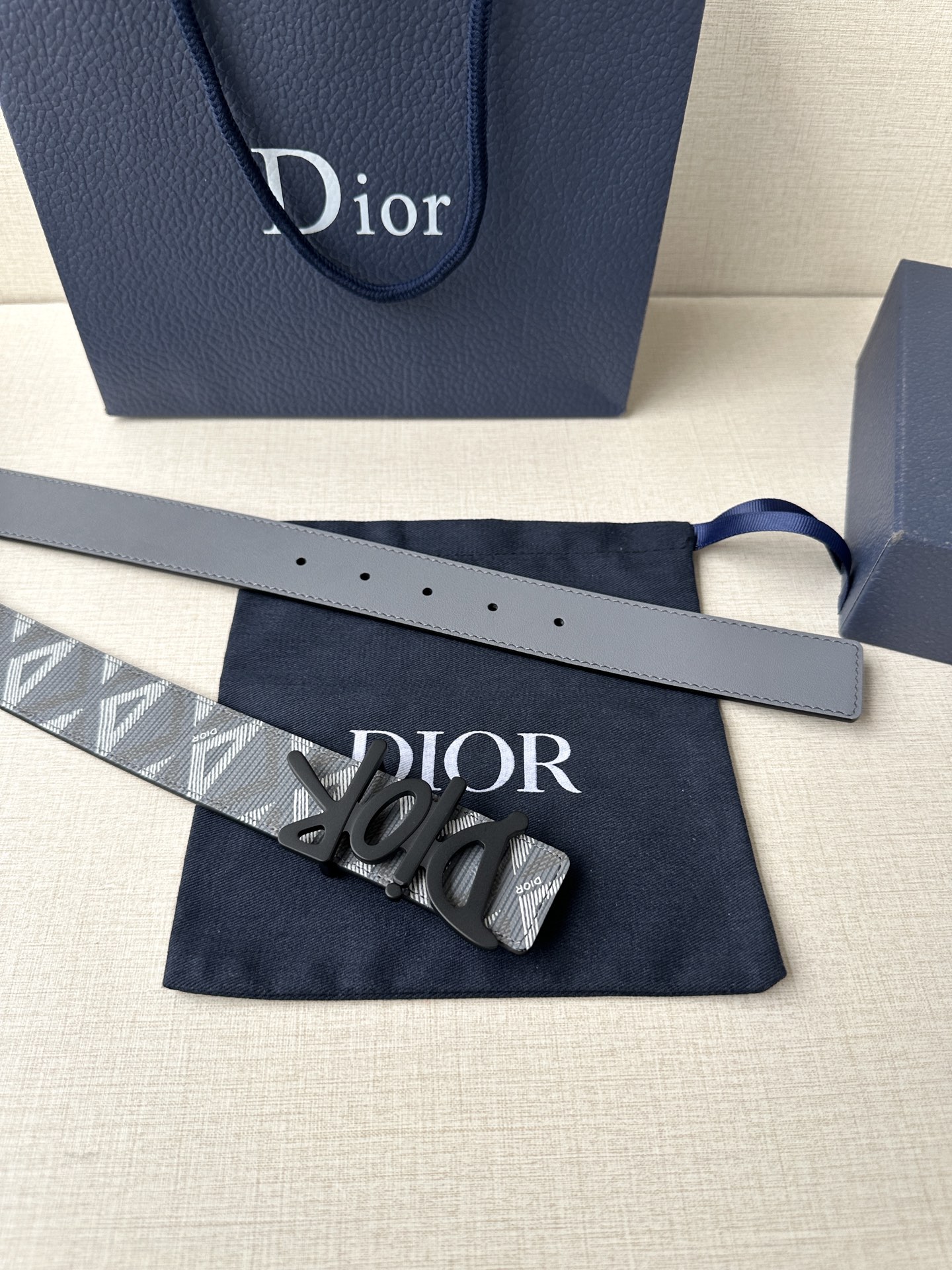 宽度3.5cm Dior 这款不锈钢金属腰带扣是春季系列新品，展示 CD Icon 标志和 Obliqu