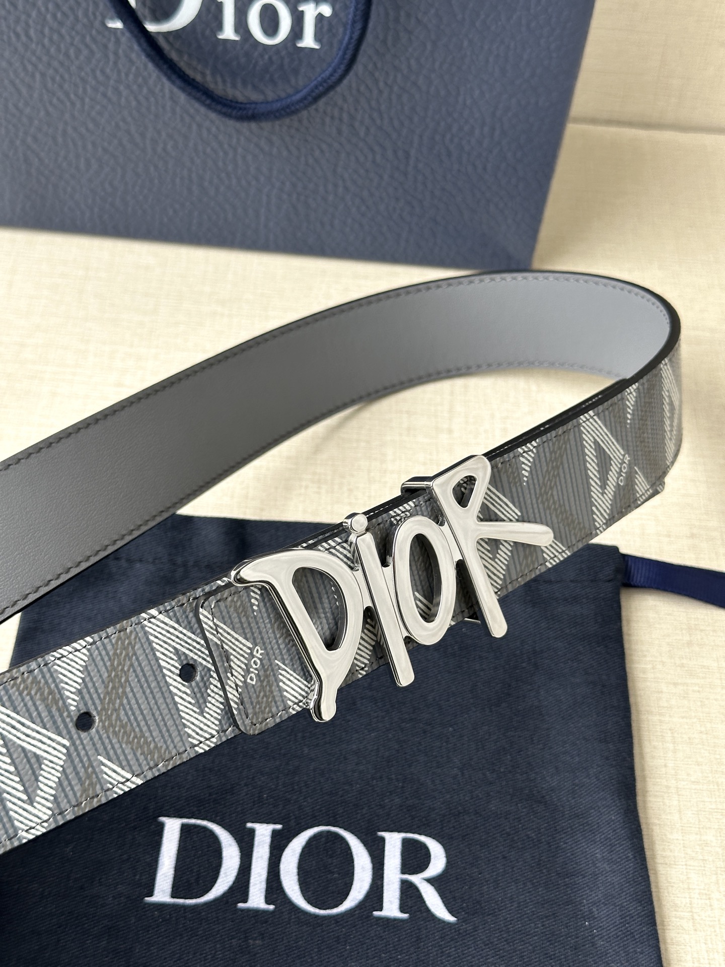 宽度3.5cm Dior 这款不锈钢金属腰带扣是春季系列新品，展示 CD Icon 标志和 Obliqu