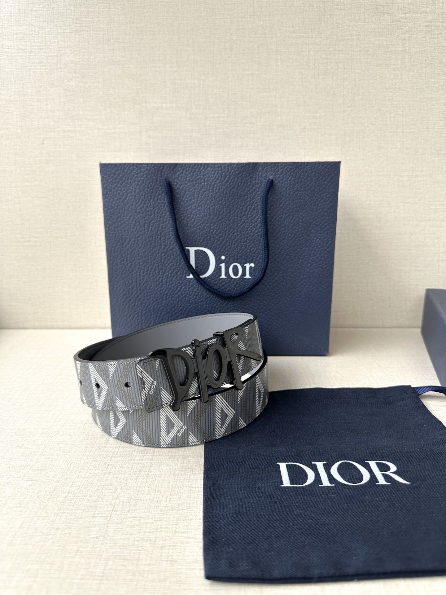 宽度3.5cm Dior 这款不锈钢金属腰带扣是春季系列新品，展示 CD Icon 标志和 Obliqu