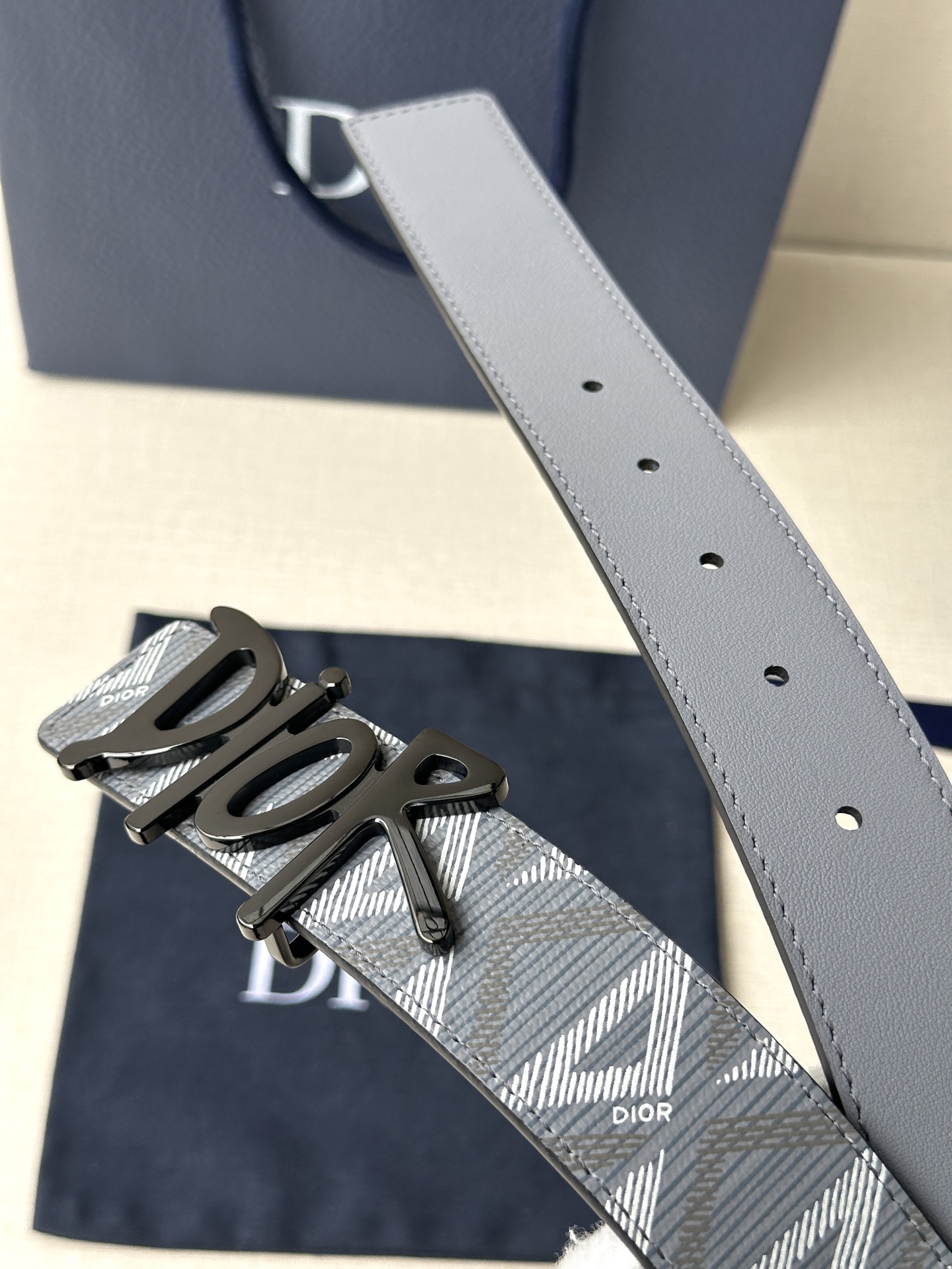宽度3.5cm Dior 这款不锈钢金属腰带扣是春季系列新品，展示 CD Icon 标志和 Obliqu
