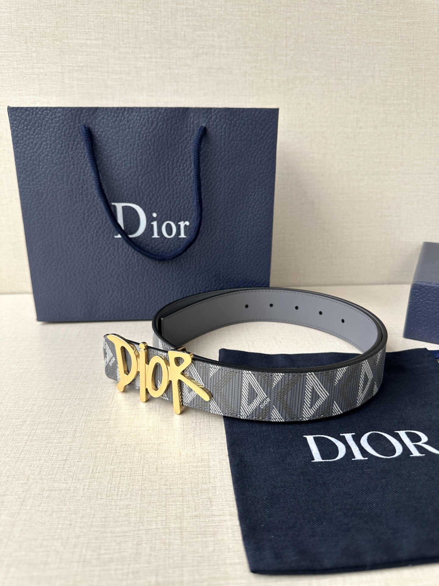 宽度3.5cm Dior 这款不锈钢金属腰带扣是春季系列新品，展示 CD Icon 标志和 Obliqu