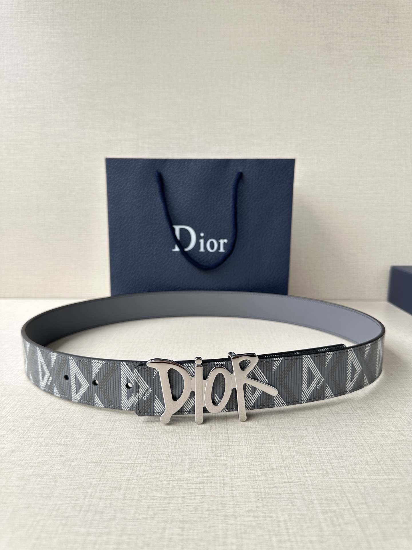 宽度3.5cm Dior 这款不锈钢金属腰带扣是春季系列新品，展示 CD Icon 标志和 Obliqu