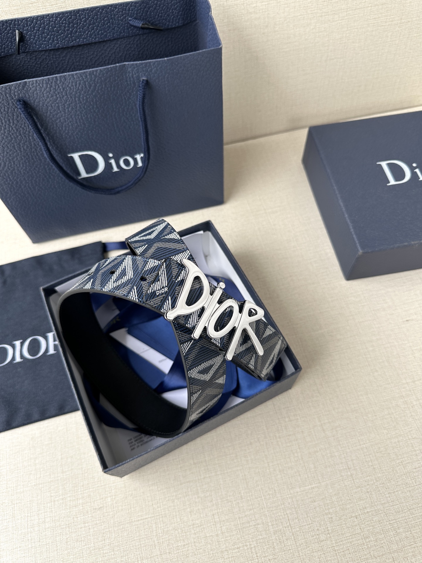 宽度3.5cm Dior 这款不锈钢金属腰带扣是春季系列新品，展示 CD Icon 标志和 Obliqu