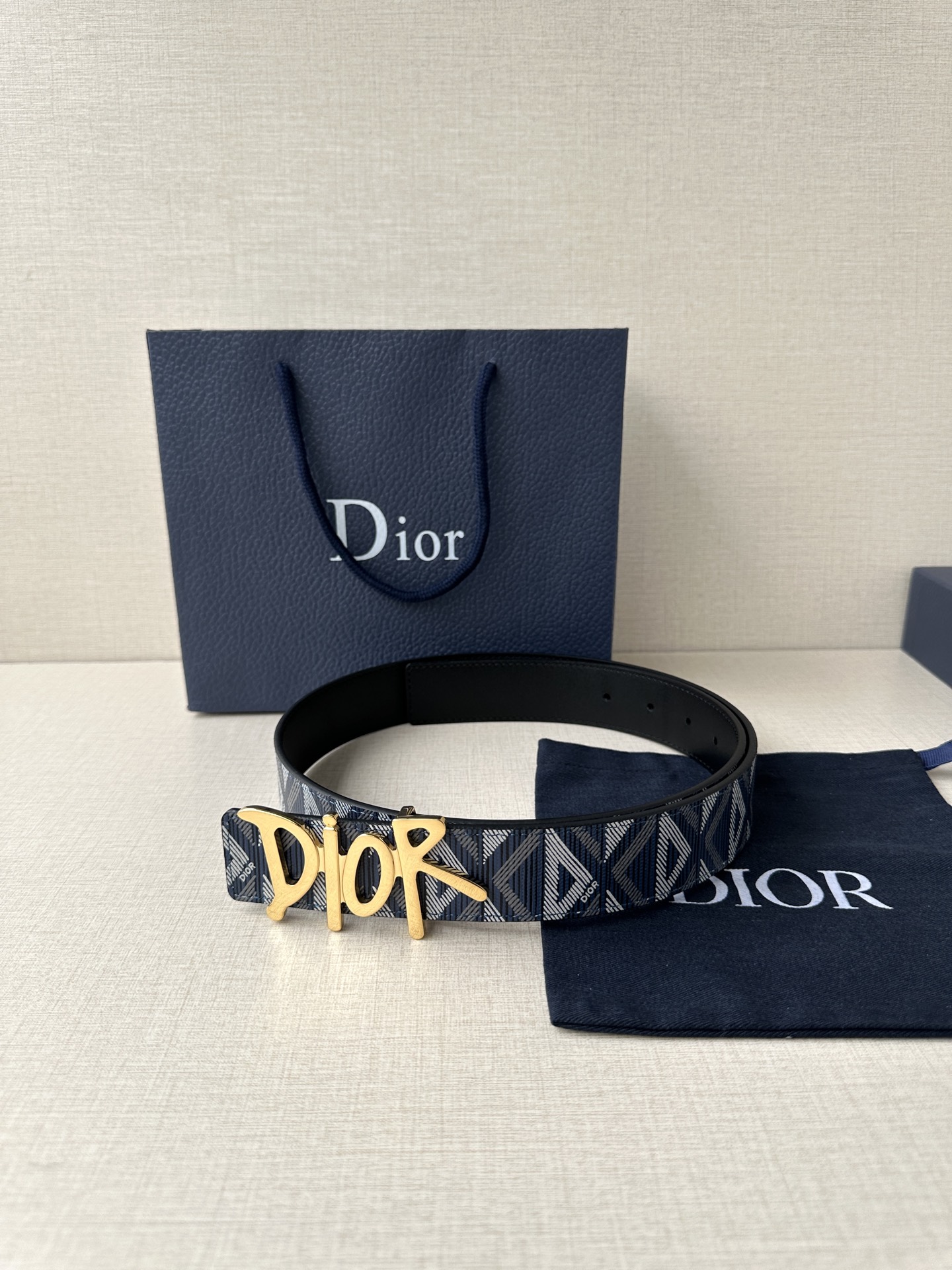 宽度3.5cm Dior 这款不锈钢金属腰带扣是春季系列新品，展示 CD Icon 标志和 Obliqu