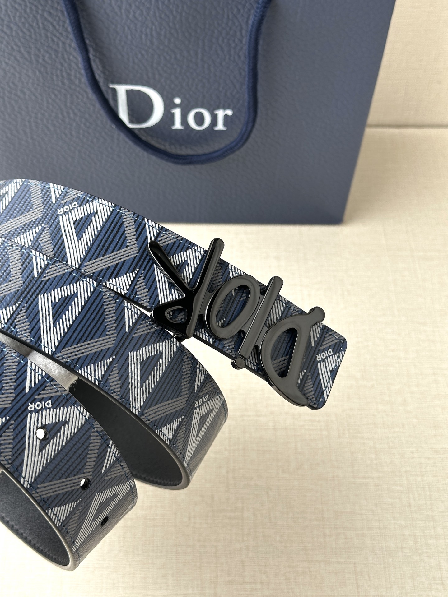 宽度3.5cm Dior 这款不锈钢金属腰带扣是春季系列新品，展示 CD Icon 标志和 Obliqu
