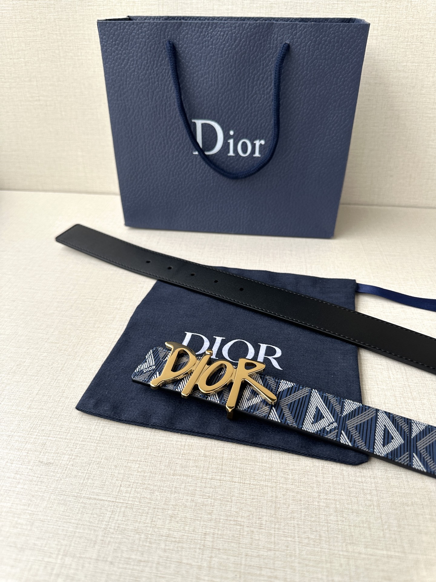 宽度3.5cm Dior 这款不锈钢金属腰带扣是春季系列新品，展示 CD Icon 标志和 Obliqu
