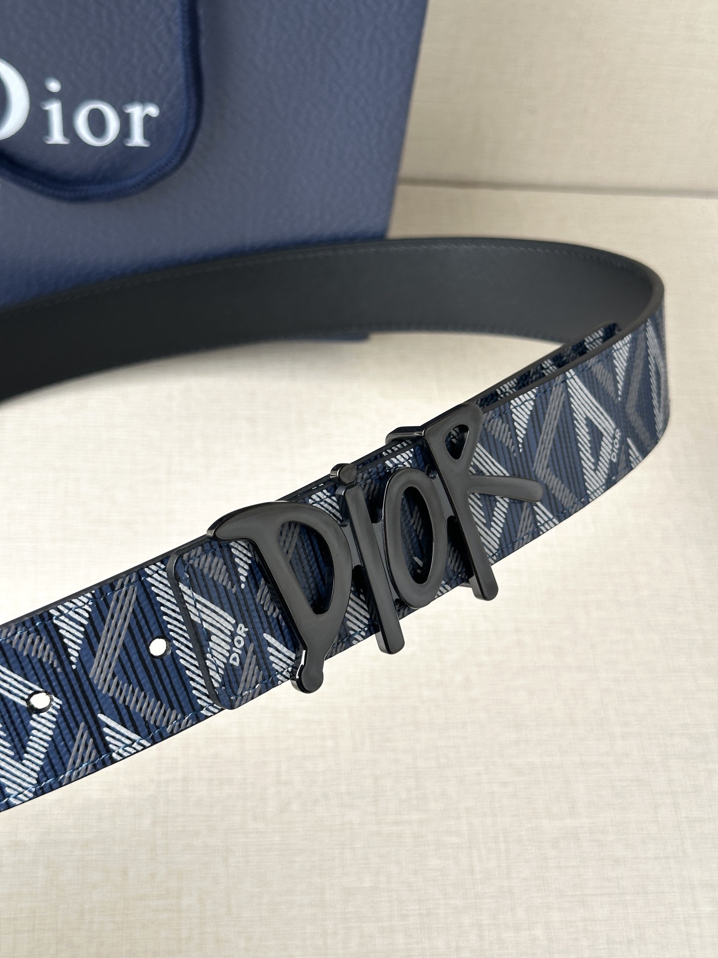 宽度3.5cm Dior 这款不锈钢金属腰带扣是春季系列新品，展示 CD Icon 标志和 Obliqu