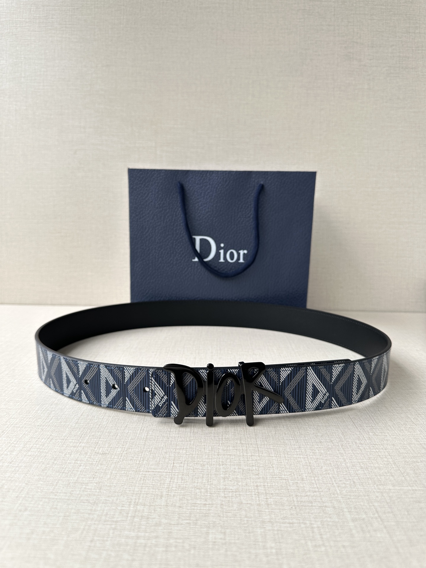 宽度3.5cm Dior 这款不锈钢金属腰带扣是春季系列新品，展示 CD Icon 标志和 Obliqu