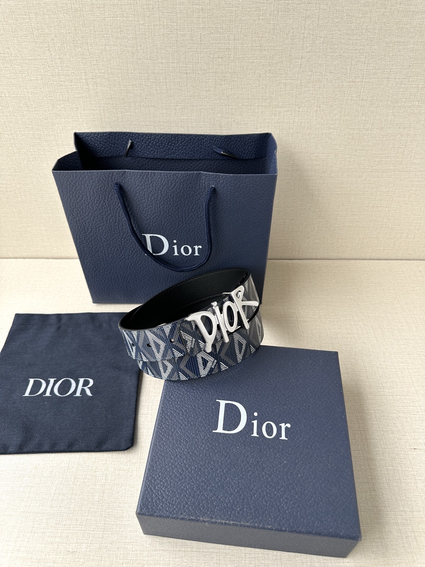 宽度3.5cm Dior 这款不锈钢金属腰带扣是春季系列新品，展示 CD Icon 标志和 Obliqu