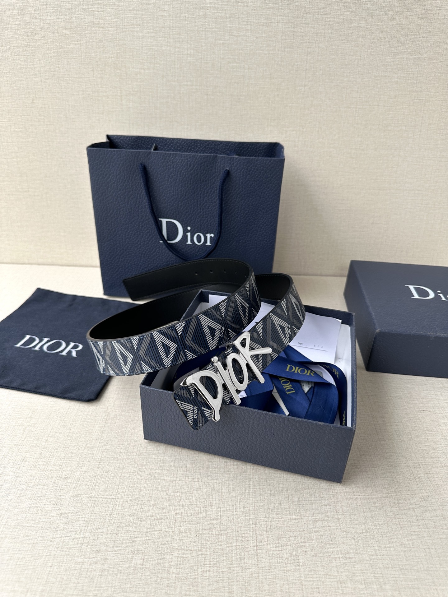宽度3.5cm Dior 这款不锈钢金属腰带扣是春季系列新品，展示 CD Icon 标志和 Obliqu