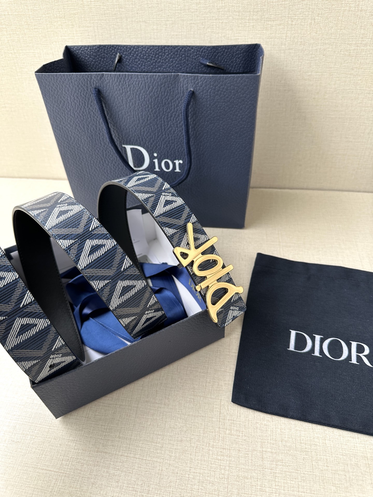 宽度3.5cm Dior 这款不锈钢金属腰带扣是春季系列新品，展示 CD Icon 标志和 Obliqu