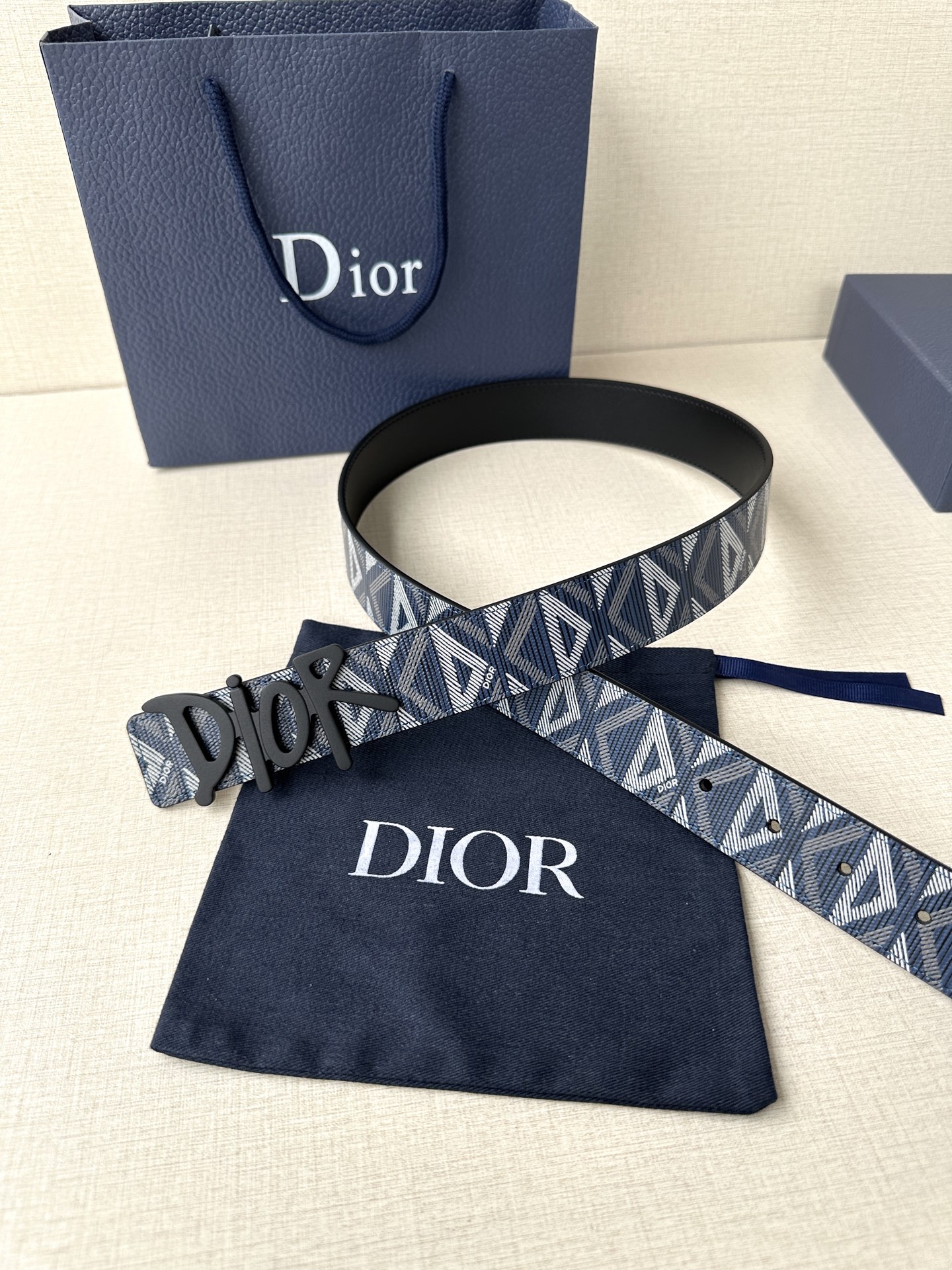 宽度3.5cm Dior 这款不锈钢金属腰带扣是春季系列新品，展示 CD Icon 标志和 Obliqu