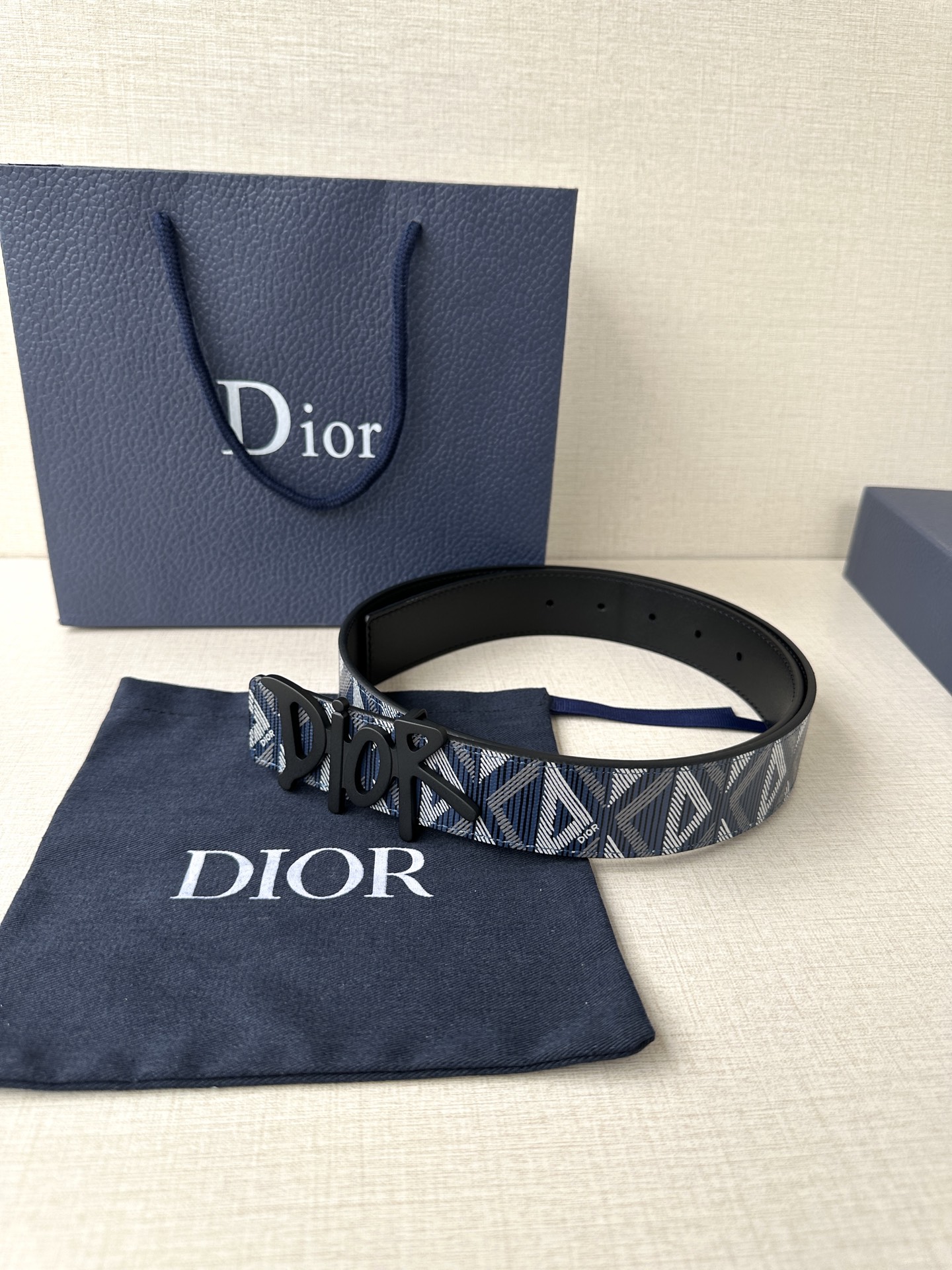 宽度3.5cm Dior 这款不锈钢金属腰带扣是春季系列新品，展示 CD Icon 标志和 Obliqu