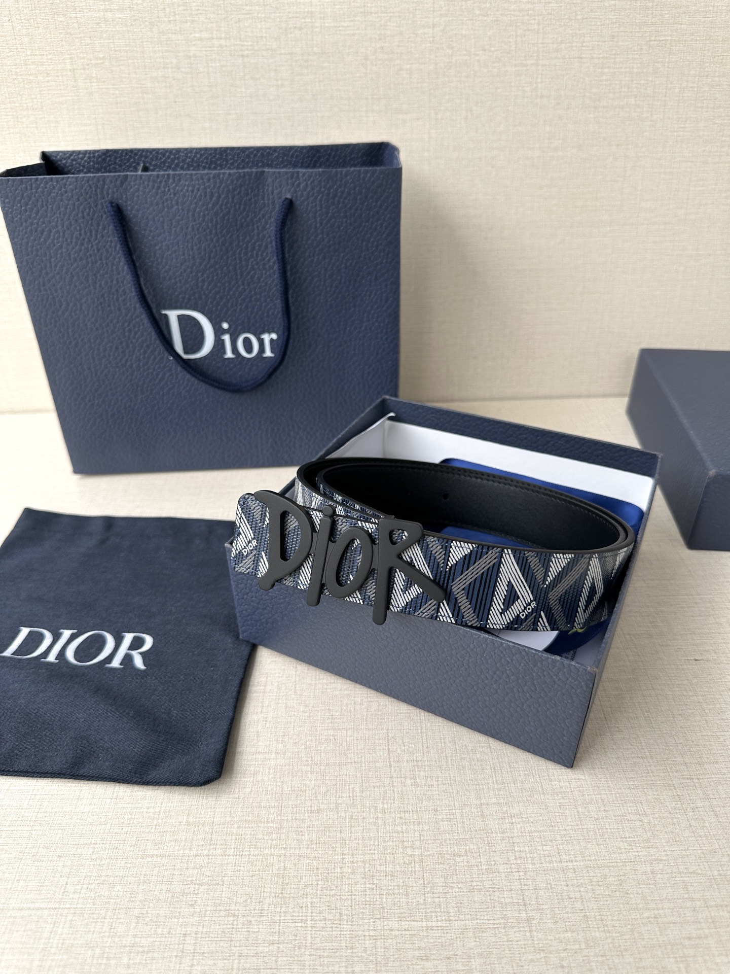 宽度3.5cm Dior 这款不锈钢金属腰带扣是春季系列新品，展示 CD Icon 标志和 Obliqu