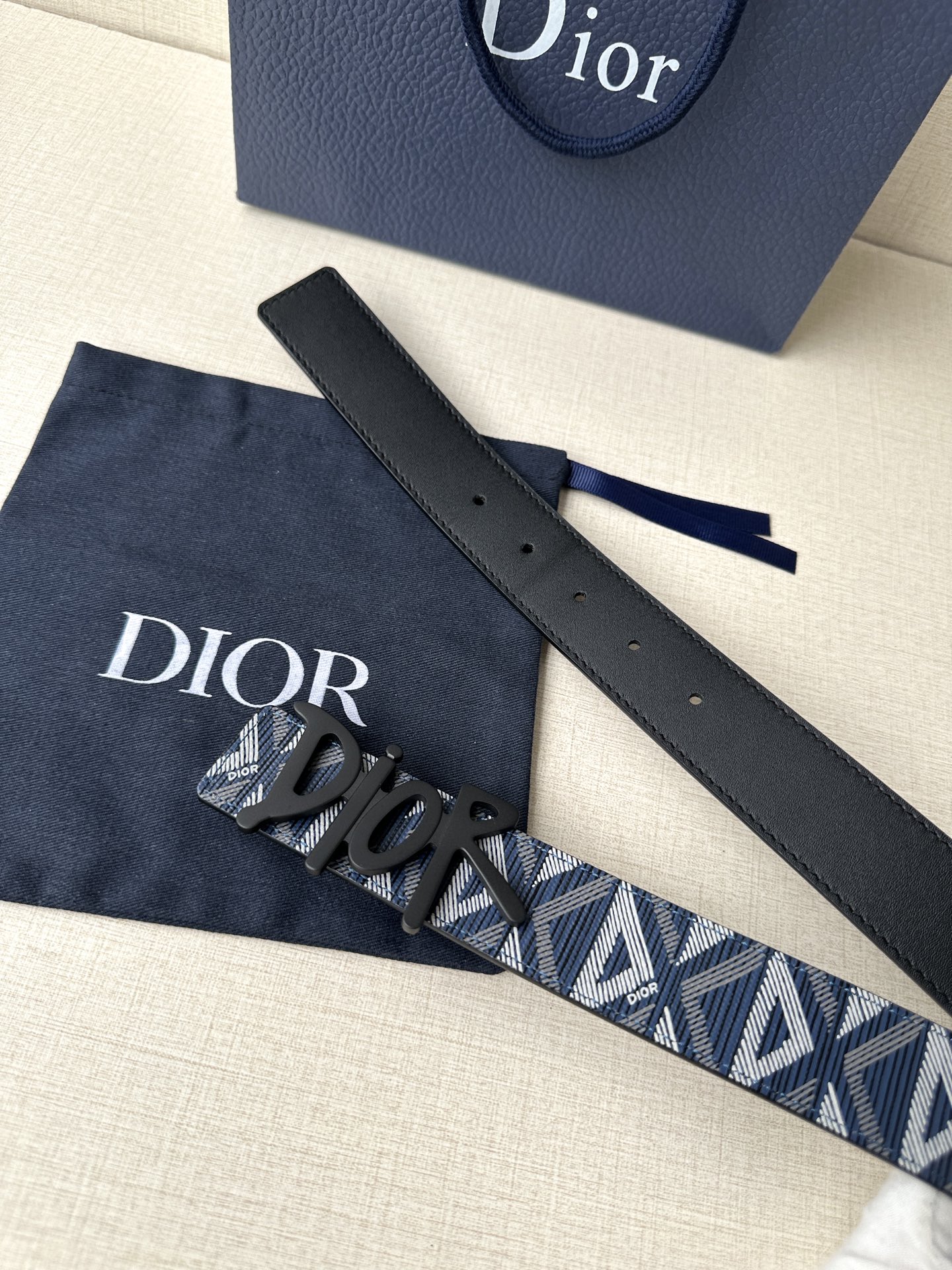 宽度3.5cm Dior 这款不锈钢金属腰带扣是春季系列新品，展示 CD Icon 标志和 Obliqu