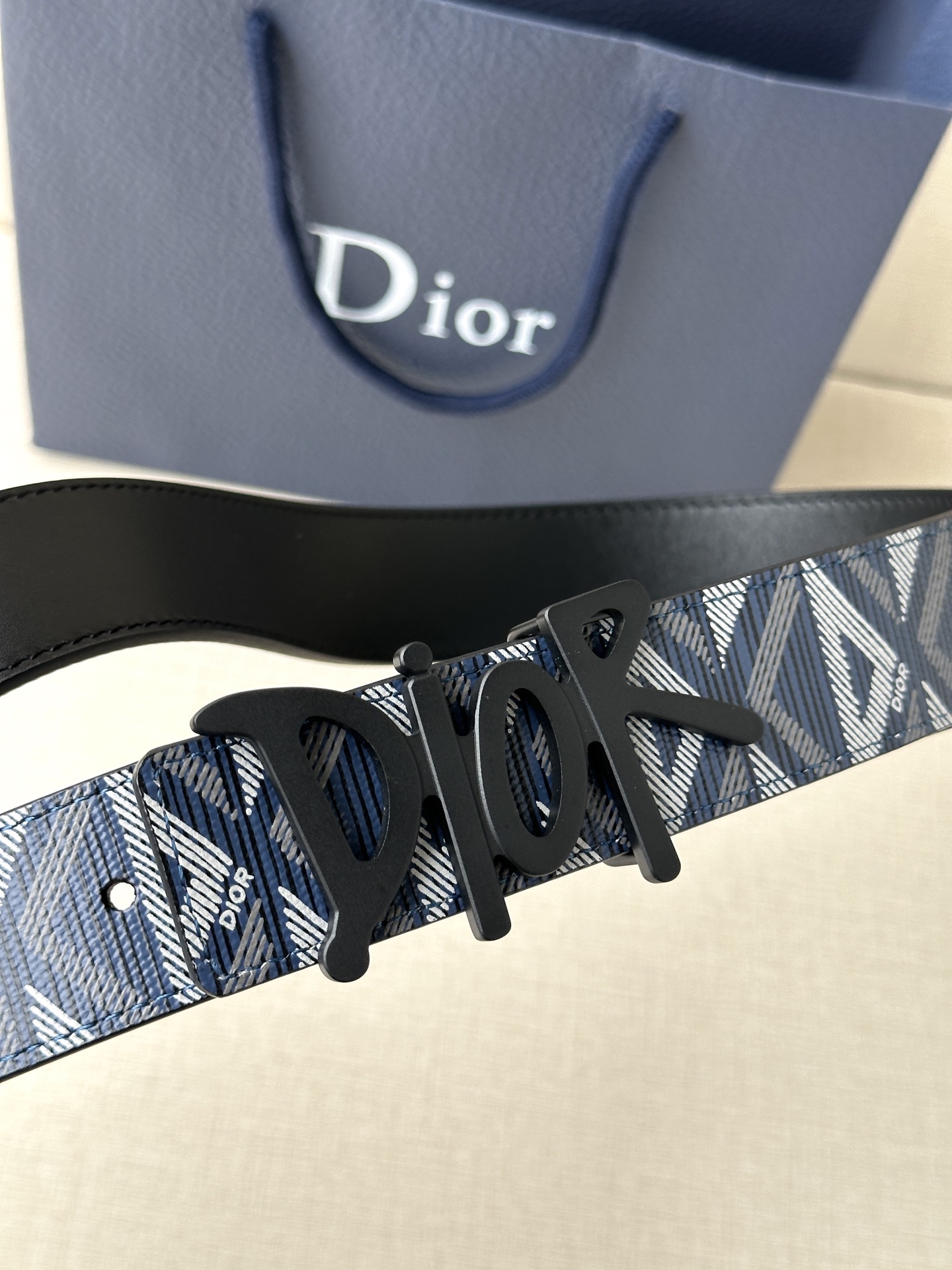 宽度3.5cm Dior 这款不锈钢金属腰带扣是春季系列新品，展示 CD Icon 标志和 Obliqu