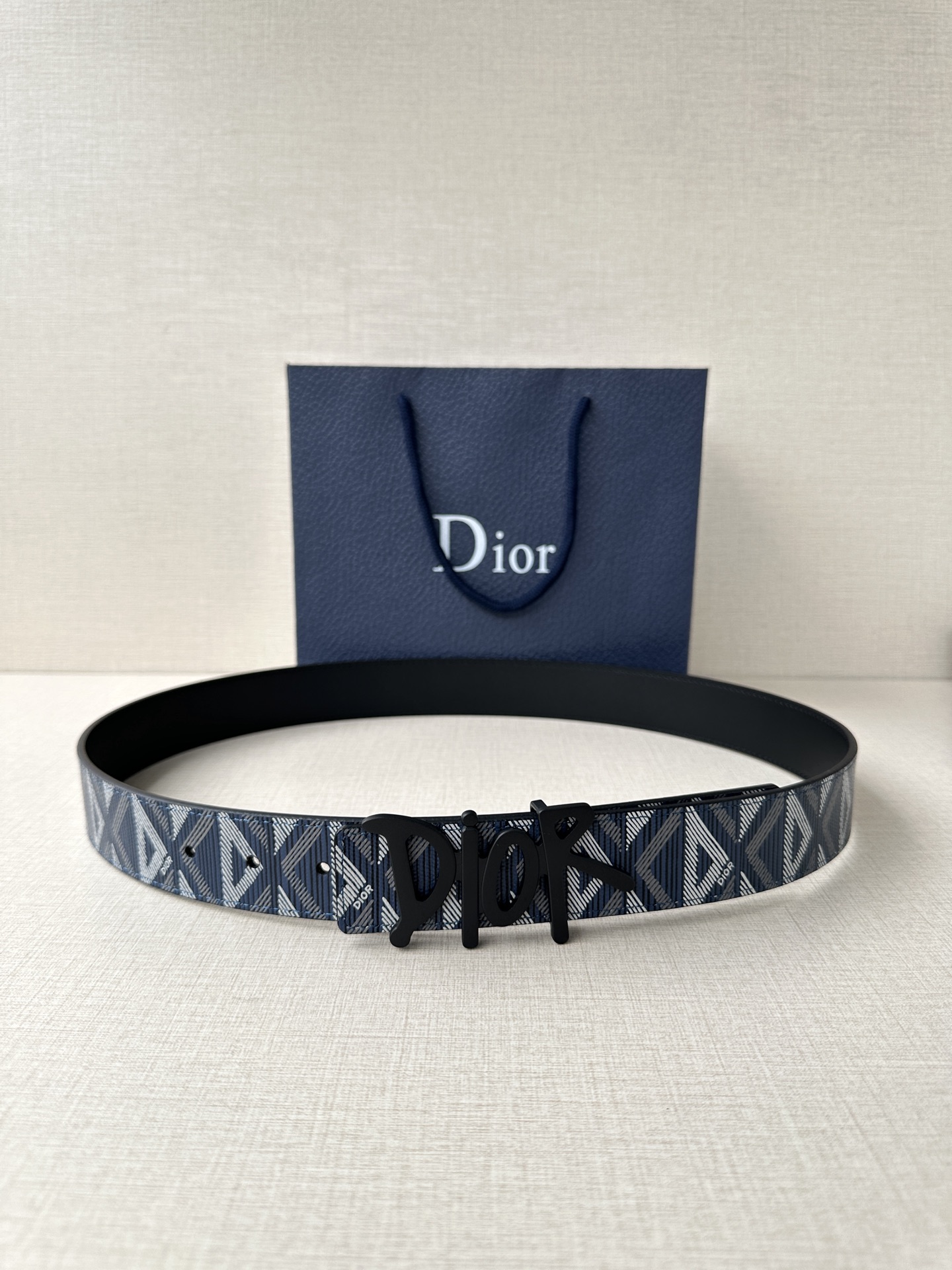 宽度3.5cm Dior 这款不锈钢金属腰带扣是春季系列新品，展示 CD Icon 标志和 Obliqu