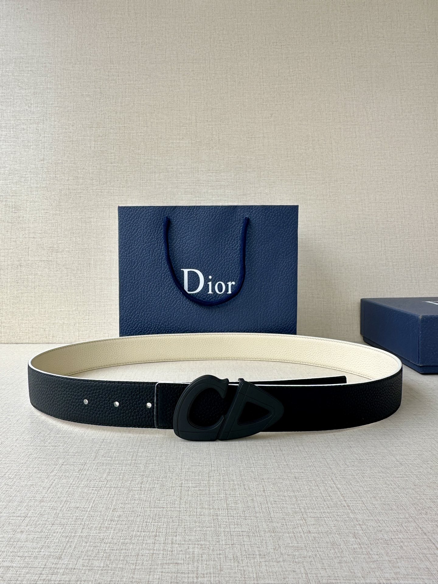  宽度3.5cm Dior 这款黑色哑光涂漆饰面 不锈钢腰带扣是春季男装系列新品，展示 CD30 标志，