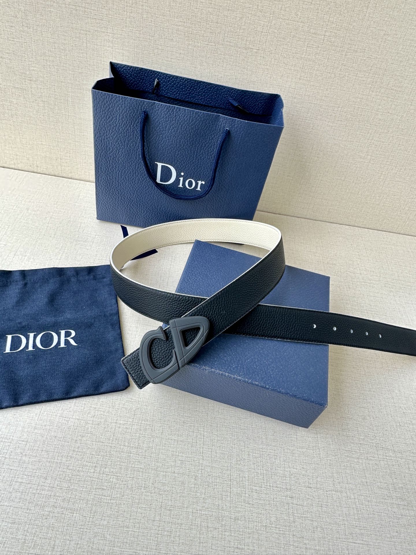  宽度3.5cm Dior 这款黑色哑光涂漆饰面 不锈钢腰带扣是春季男装系列新品，展示 CD30 标志，
