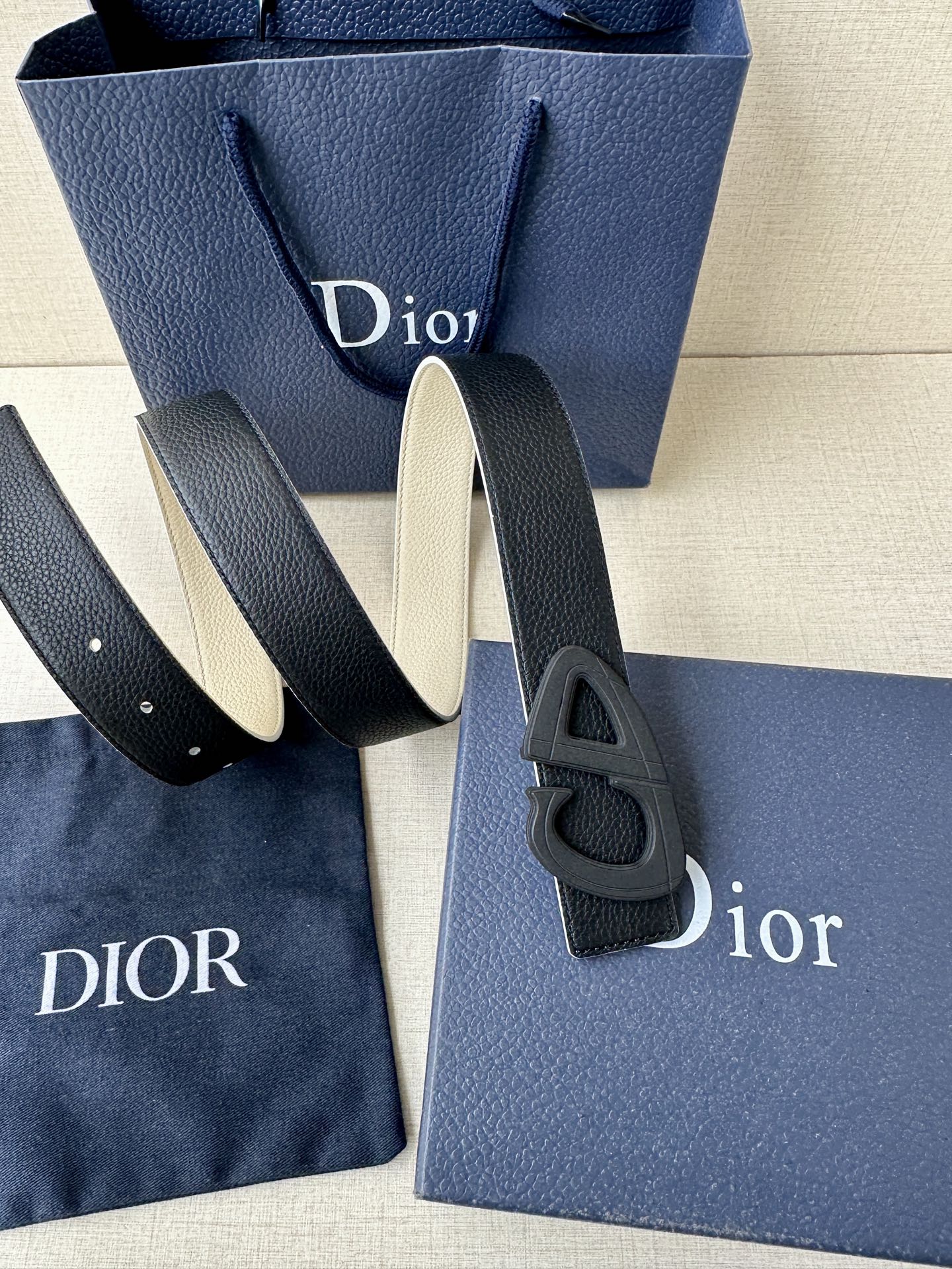  宽度3.5cm Dior 这款黑色哑光涂漆饰面 不锈钢腰带扣是春季男装系列新品，展示 CD30 标志，